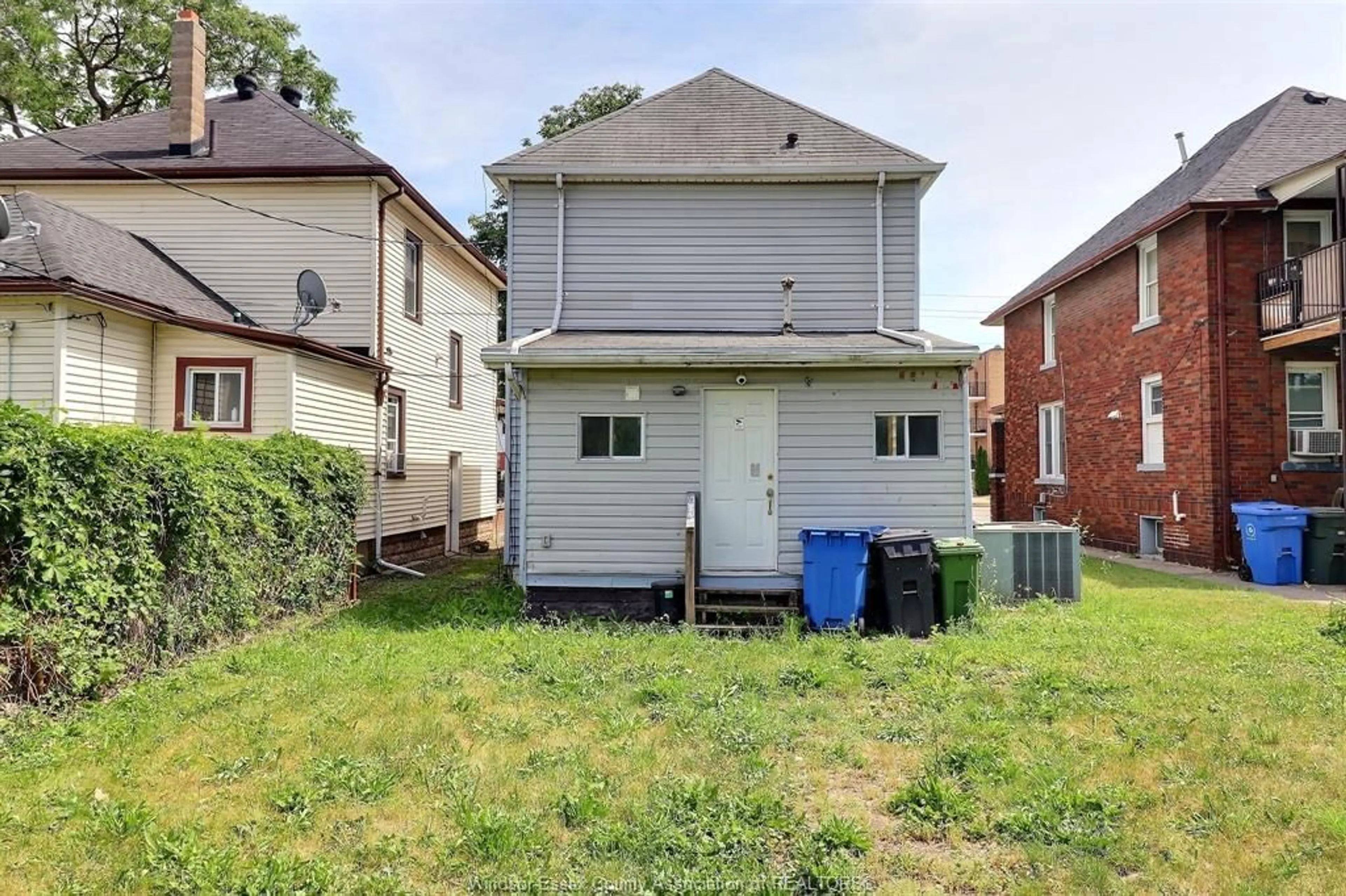 Shed for 1920 UNIVERSITY Ave, Windsor Ontario N9B 1C8