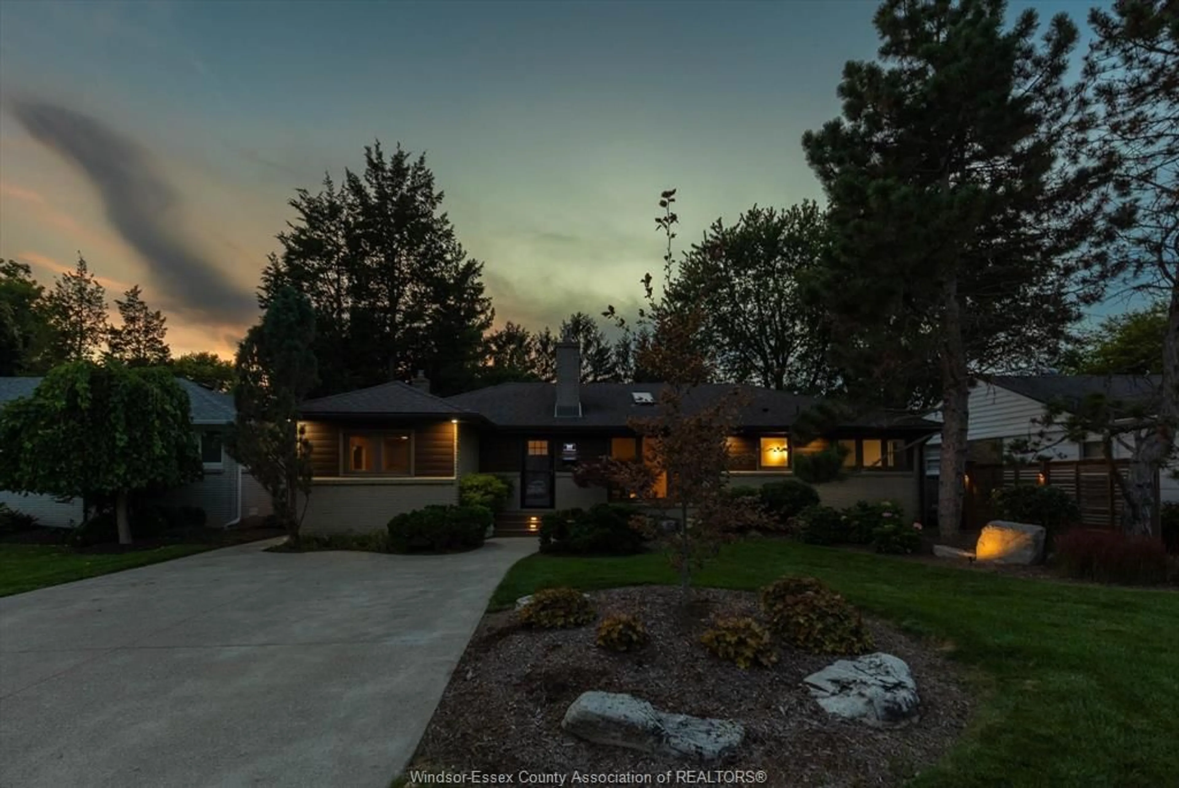 A pic from outside/outdoor area/front of a property/back of a property/a pic from drone, street for 345 GRACE Rd, Tecumseh Ontario N8N 2G6