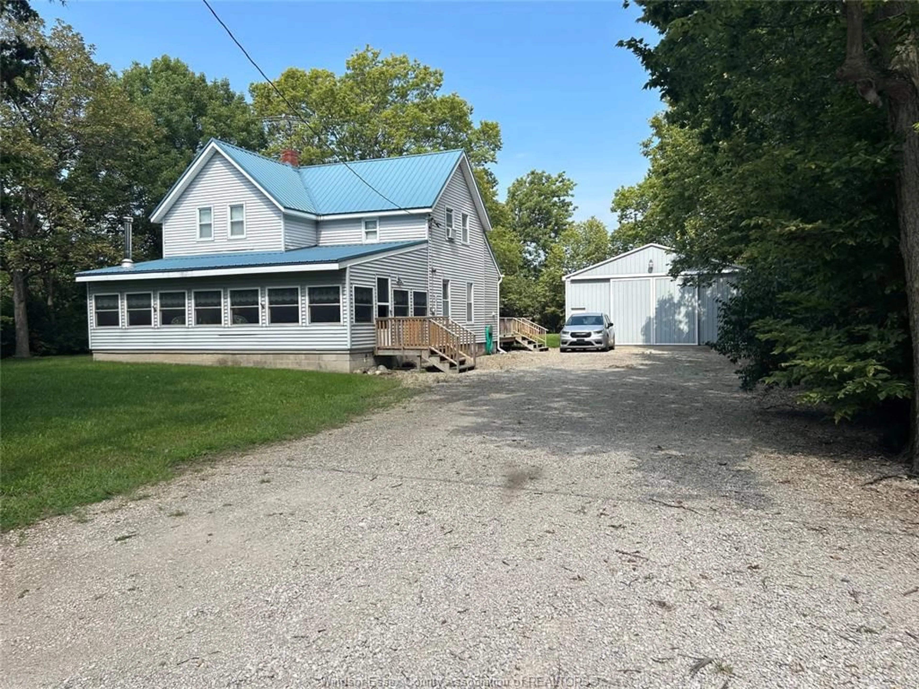 A pic from outside/outdoor area/front of a property/back of a property/a pic from drone, building for 131 HARRIS GARNO, Pelee Island Ontario N0R 1M0