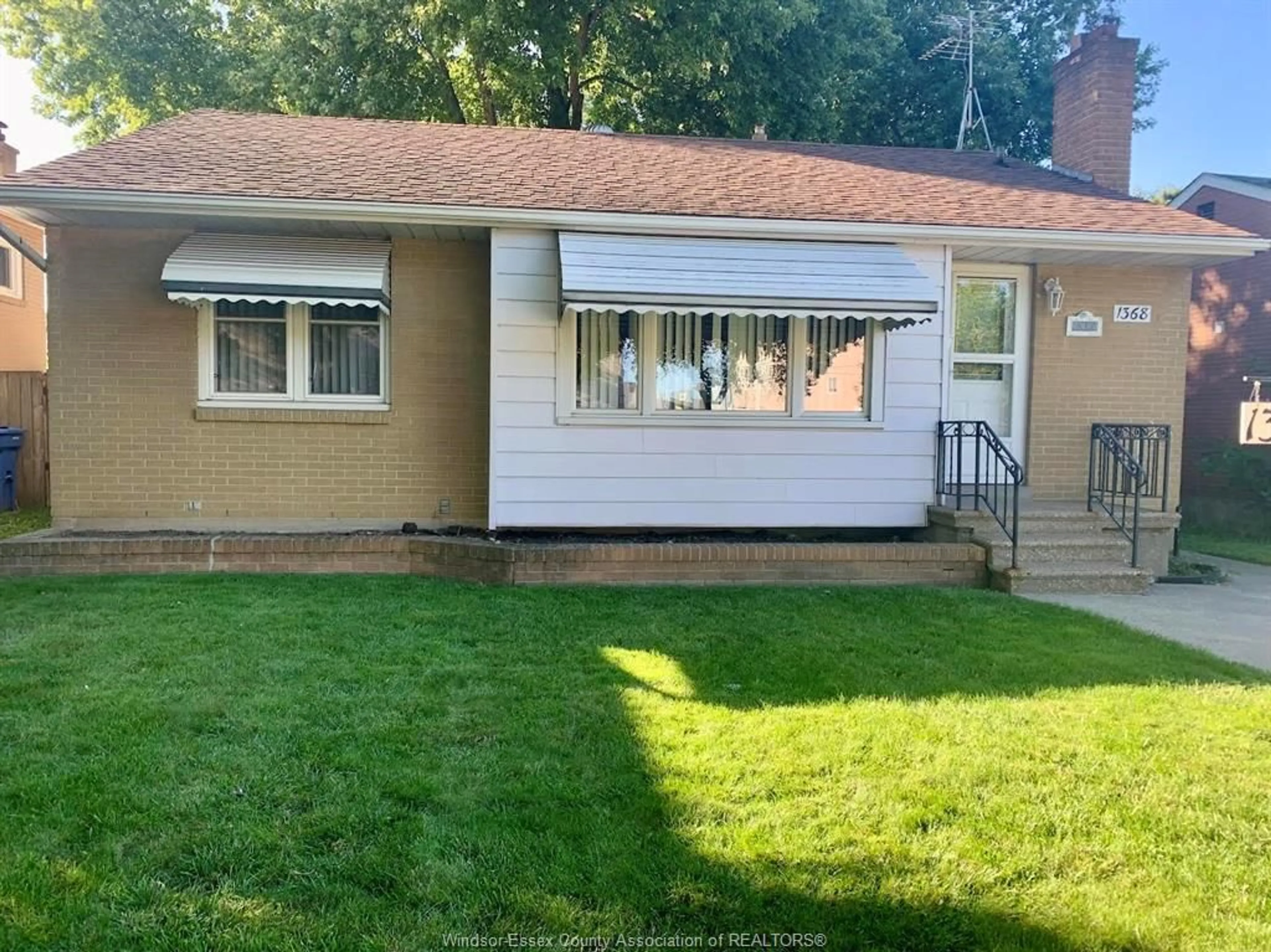 Home with vinyl exterior material, street for 1368 MARLBOUROUGH Blvd, Windsor Ontario N9C 1Y7