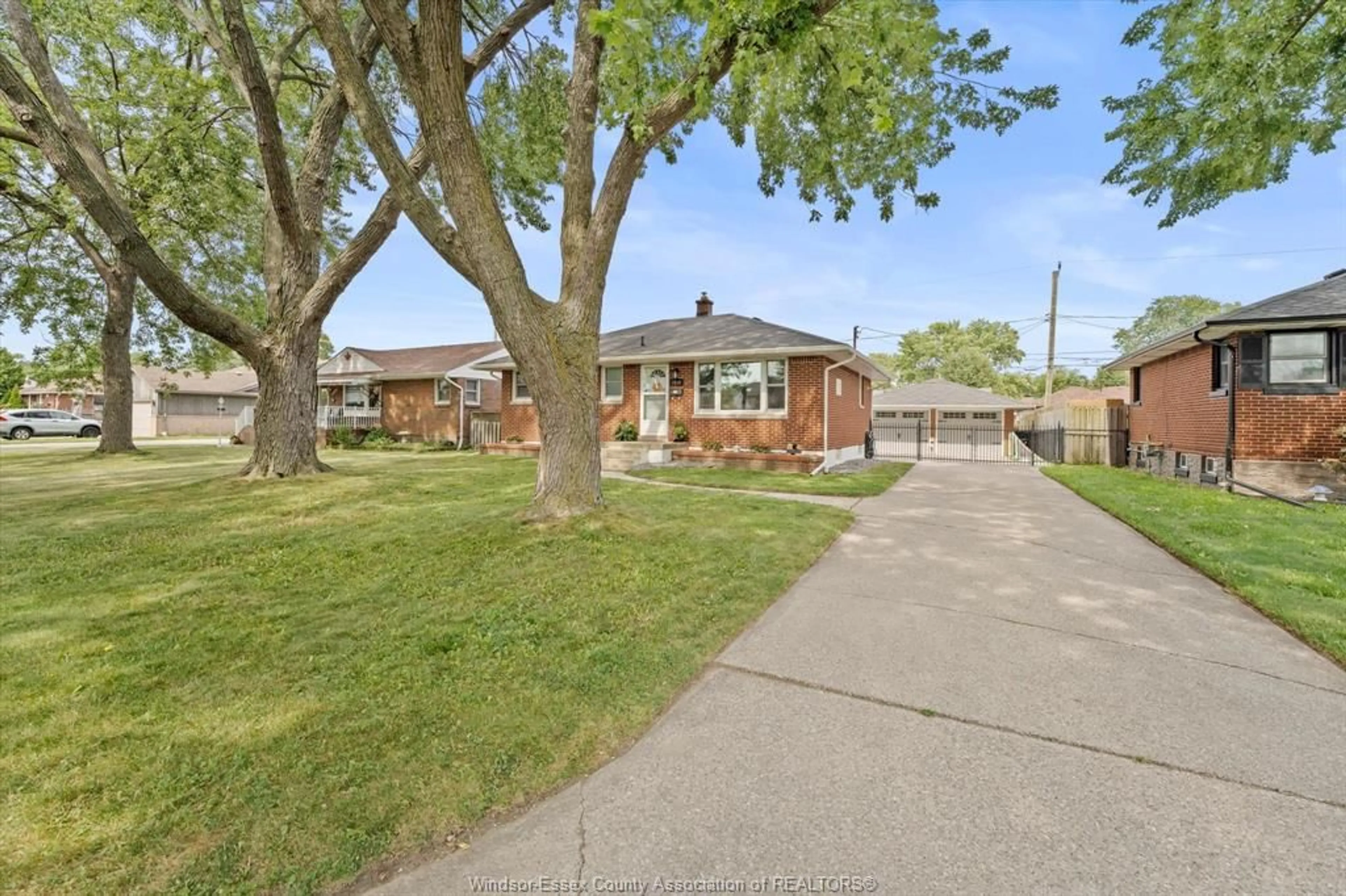 A pic from outside/outdoor area/front of a property/back of a property/a pic from drone, street for 2618 ASKIN Ave, Windsor Ontario N9E 3H7