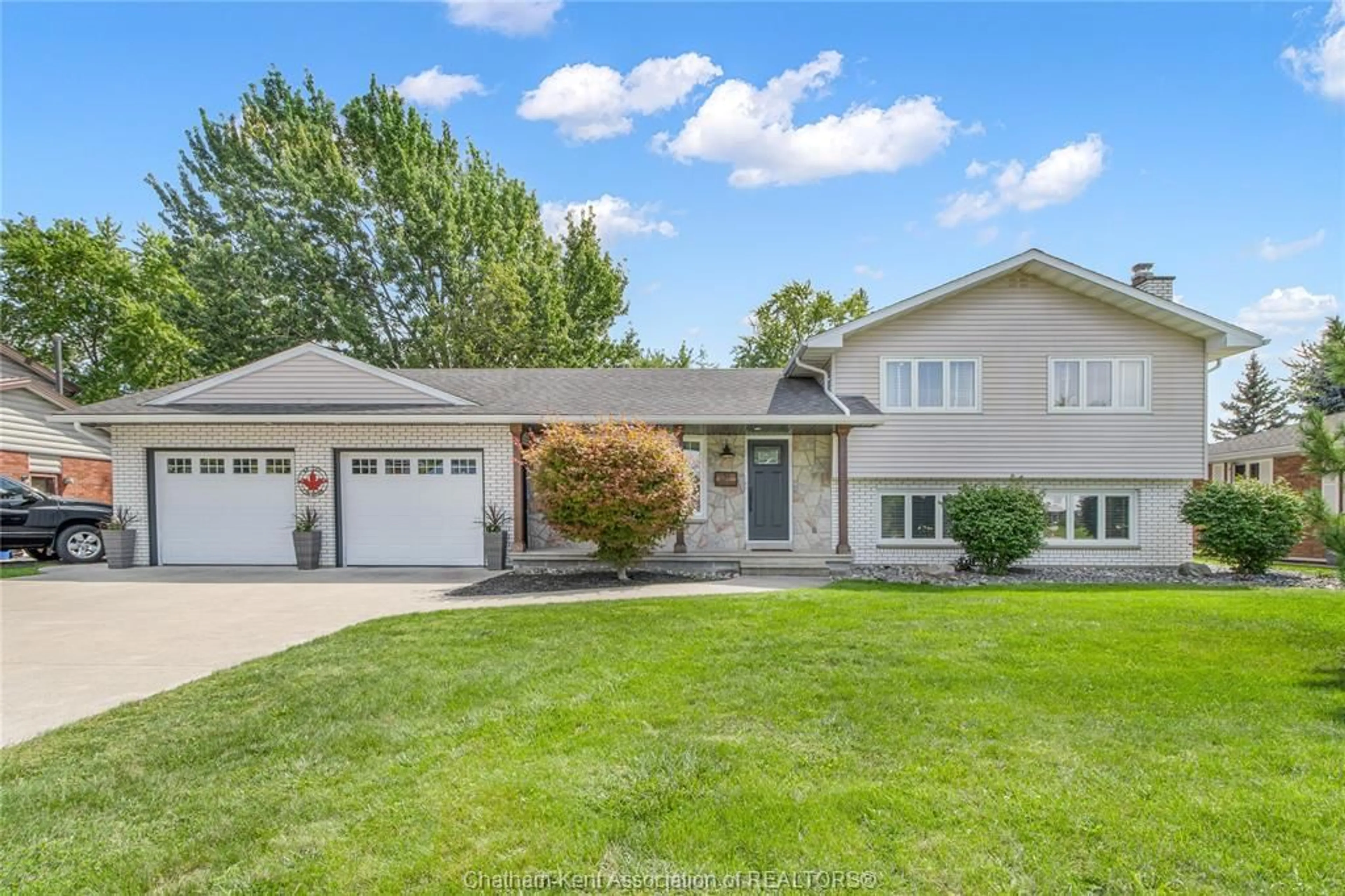 Home with vinyl exterior material, street for 31 JEFFREY St, Tilbury Ontario N0P 2L0