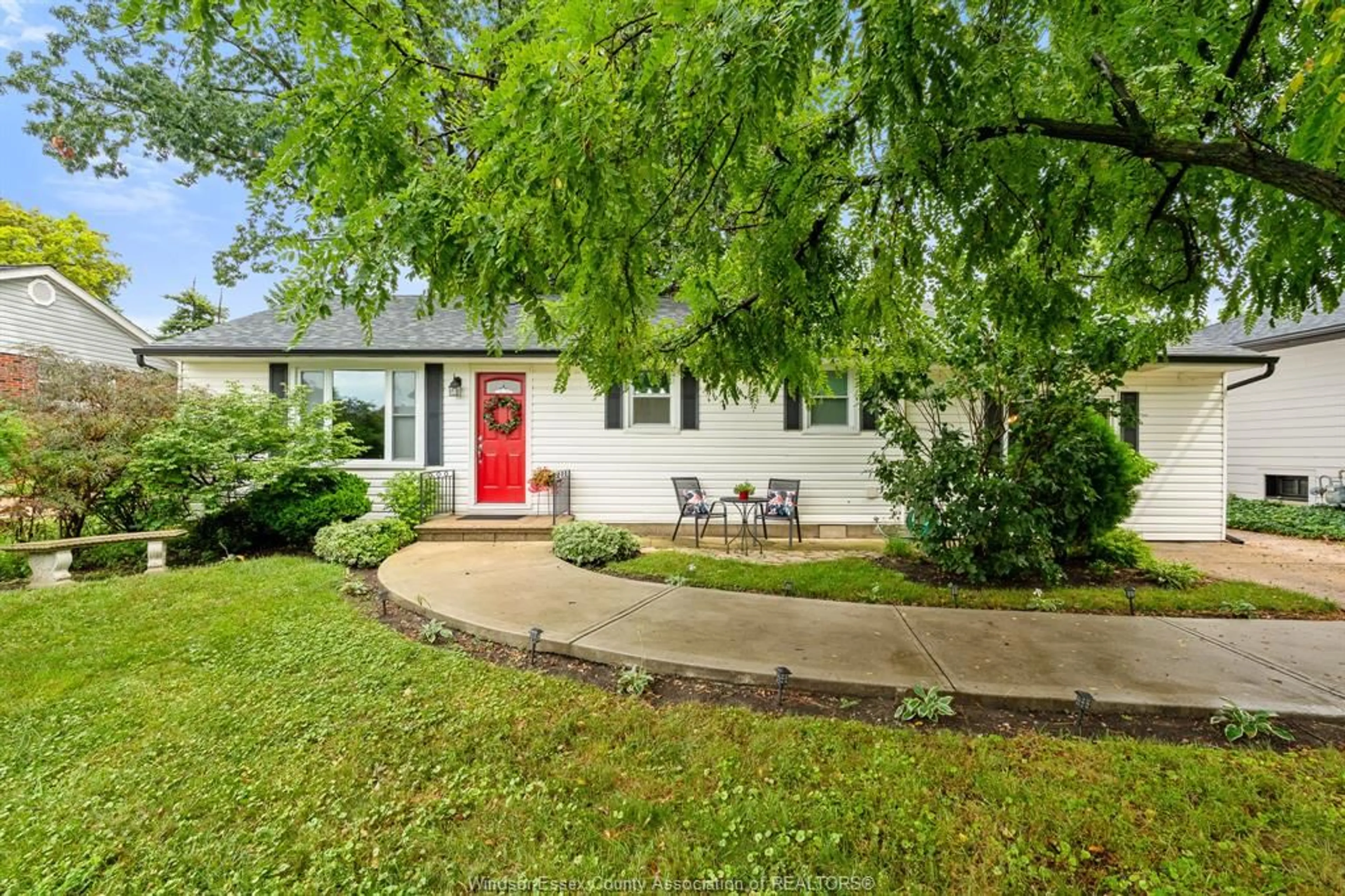 A pic from outside/outdoor area/front of a property/back of a property/a pic from drone, street for 3274 Parkwood Ave, Windsor Ontario N8W 2K8