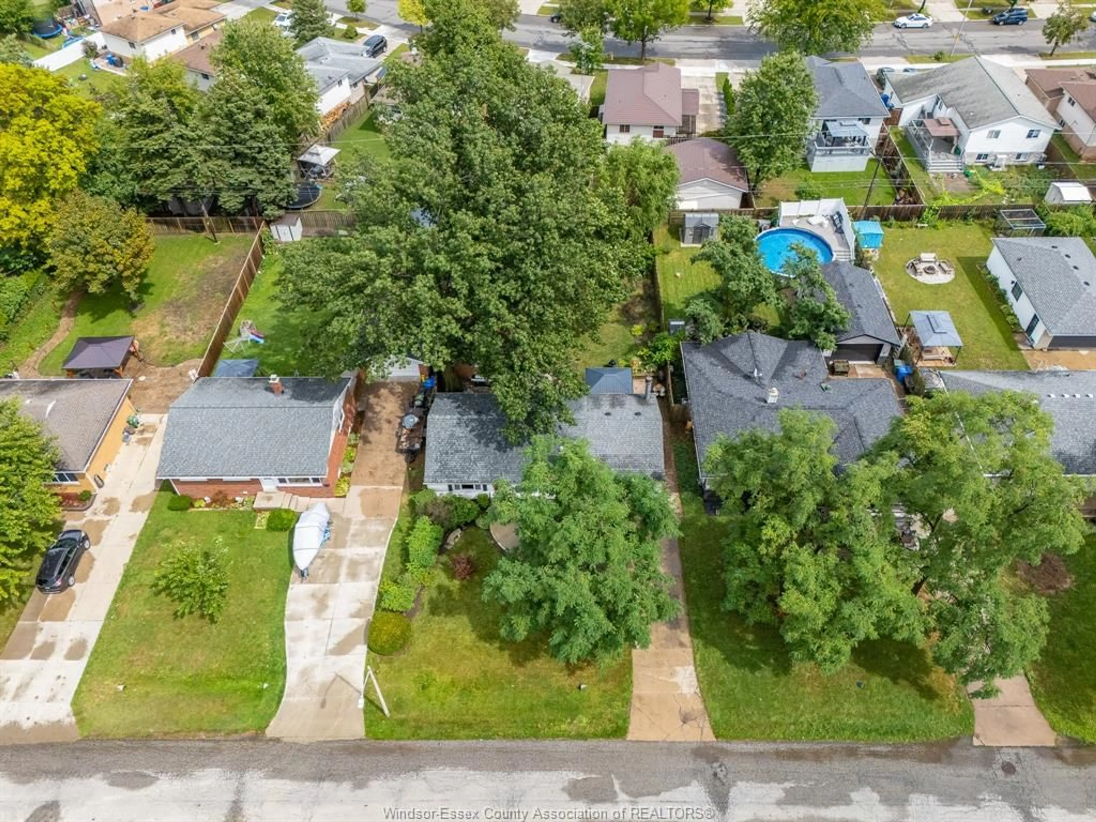 A pic from outside/outdoor area/front of a property/back of a property/a pic from drone, street for 3274 Parkwood Ave, Windsor Ontario N8W 2K8