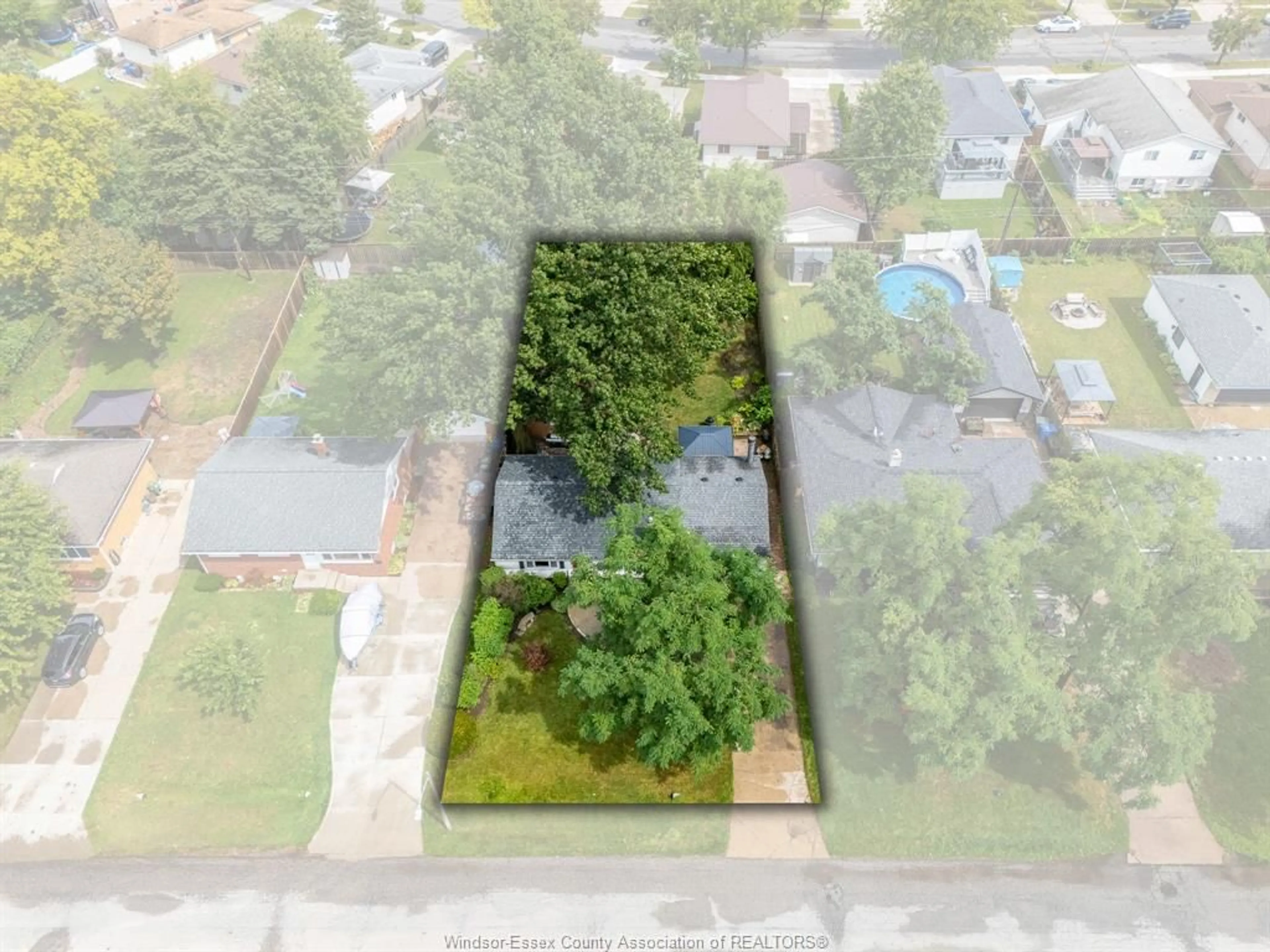 A pic from outside/outdoor area/front of a property/back of a property/a pic from drone, unknown for 3274 Parkwood Ave, Windsor Ontario N8W 2K8