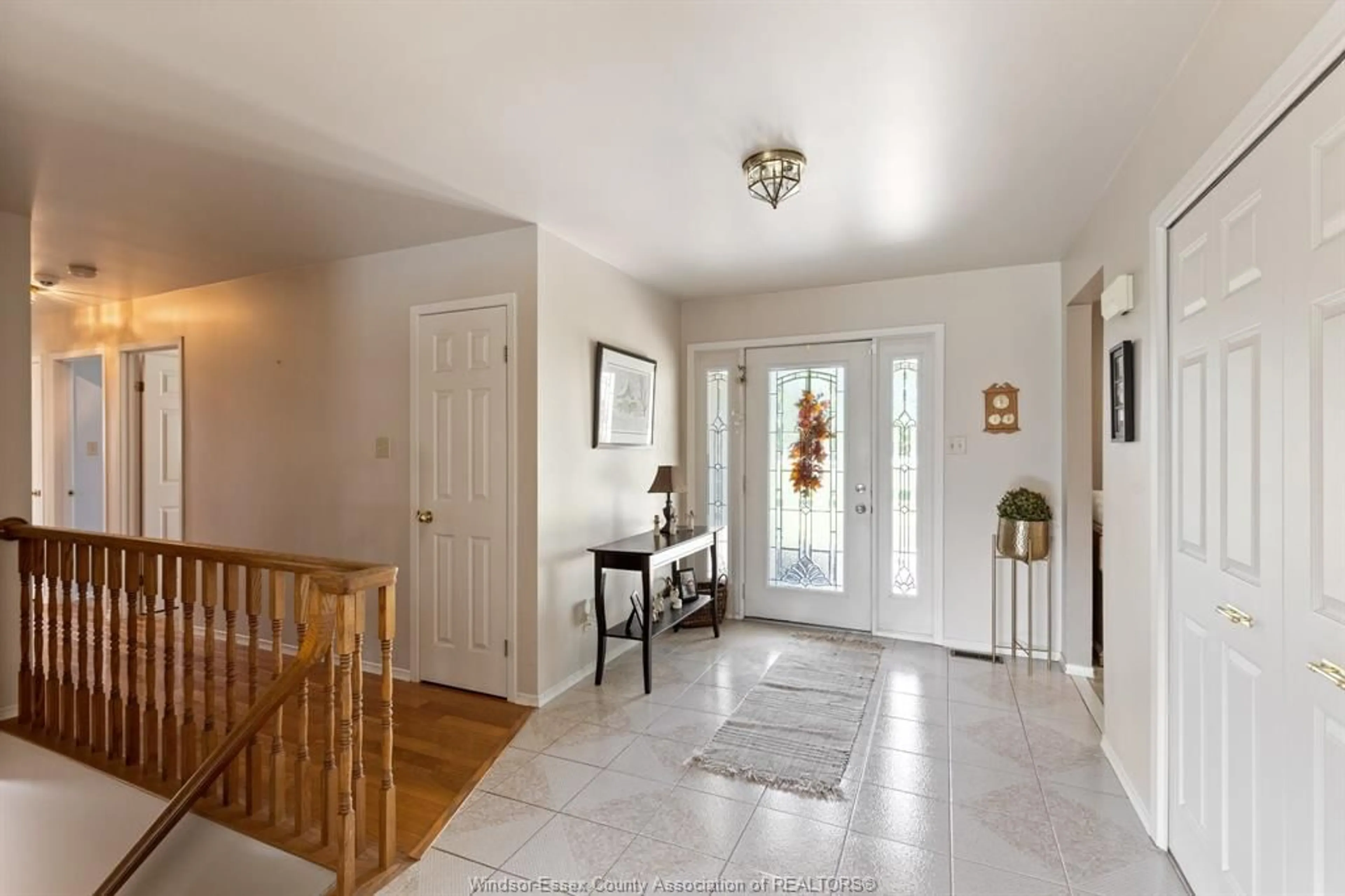 Indoor entryway for 23360 KING & WHITTLE Rd, Tilbury Ontario N0P 2L0