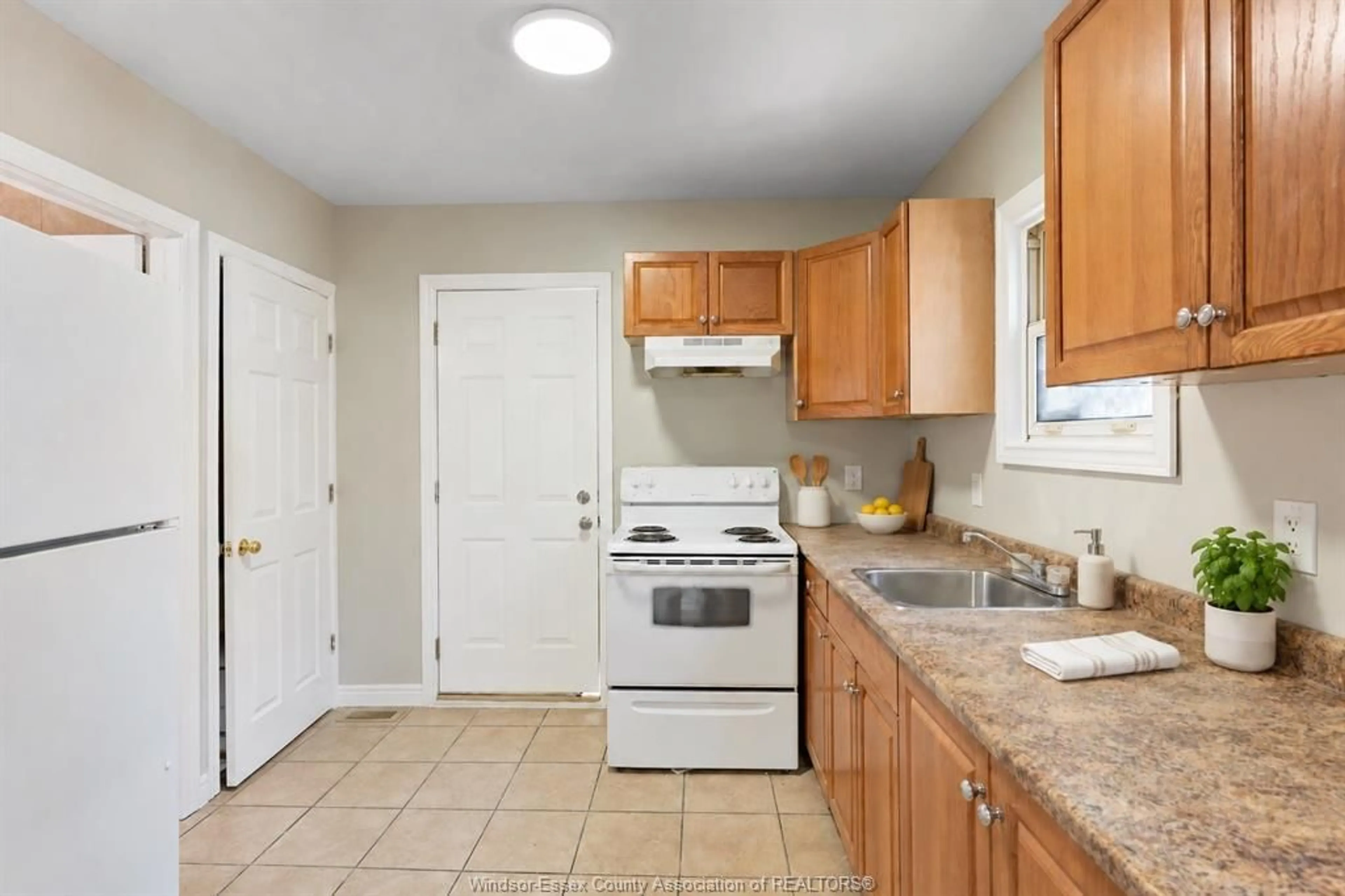 Standard kitchen, ceramic/tile floor for 955 MCEWAN, Windsor Ontario N9B 2G1