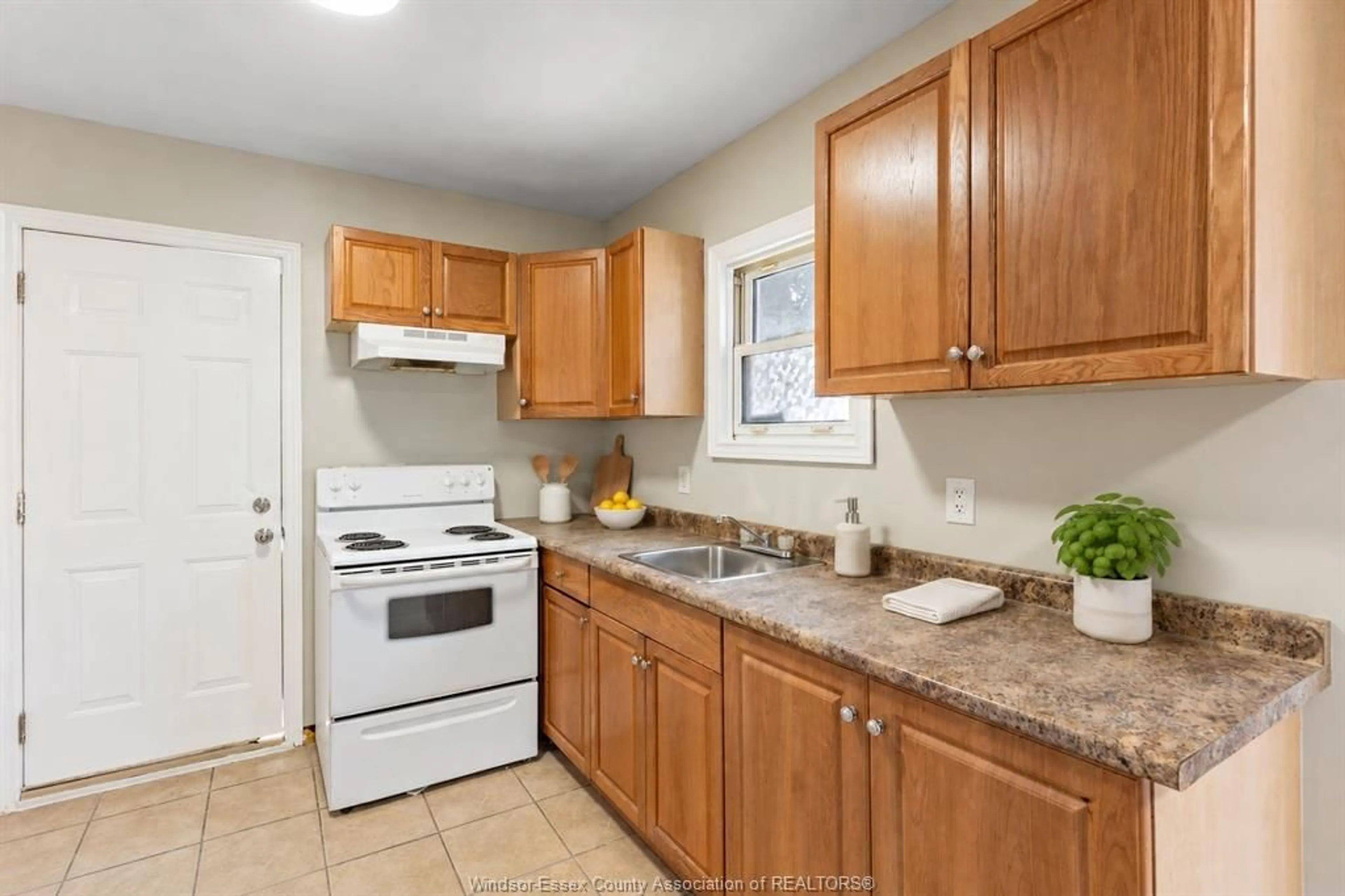 Standard kitchen, unknown for 955 MCEWAN, Windsor Ontario N9B 2G1