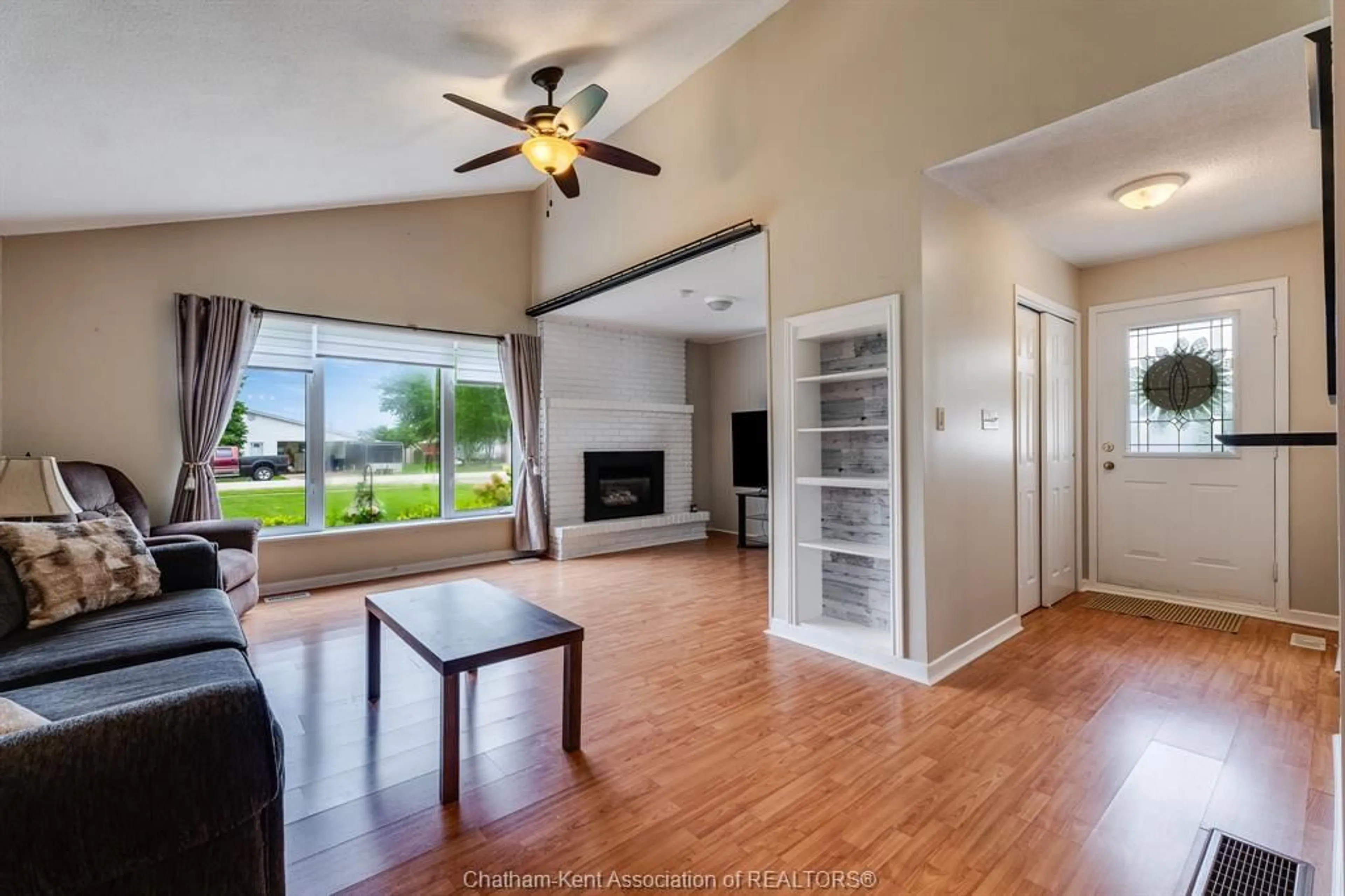 Living room with furniture, wood/laminate floor for 109 Erie St, Merlin Ontario N0P 1W0