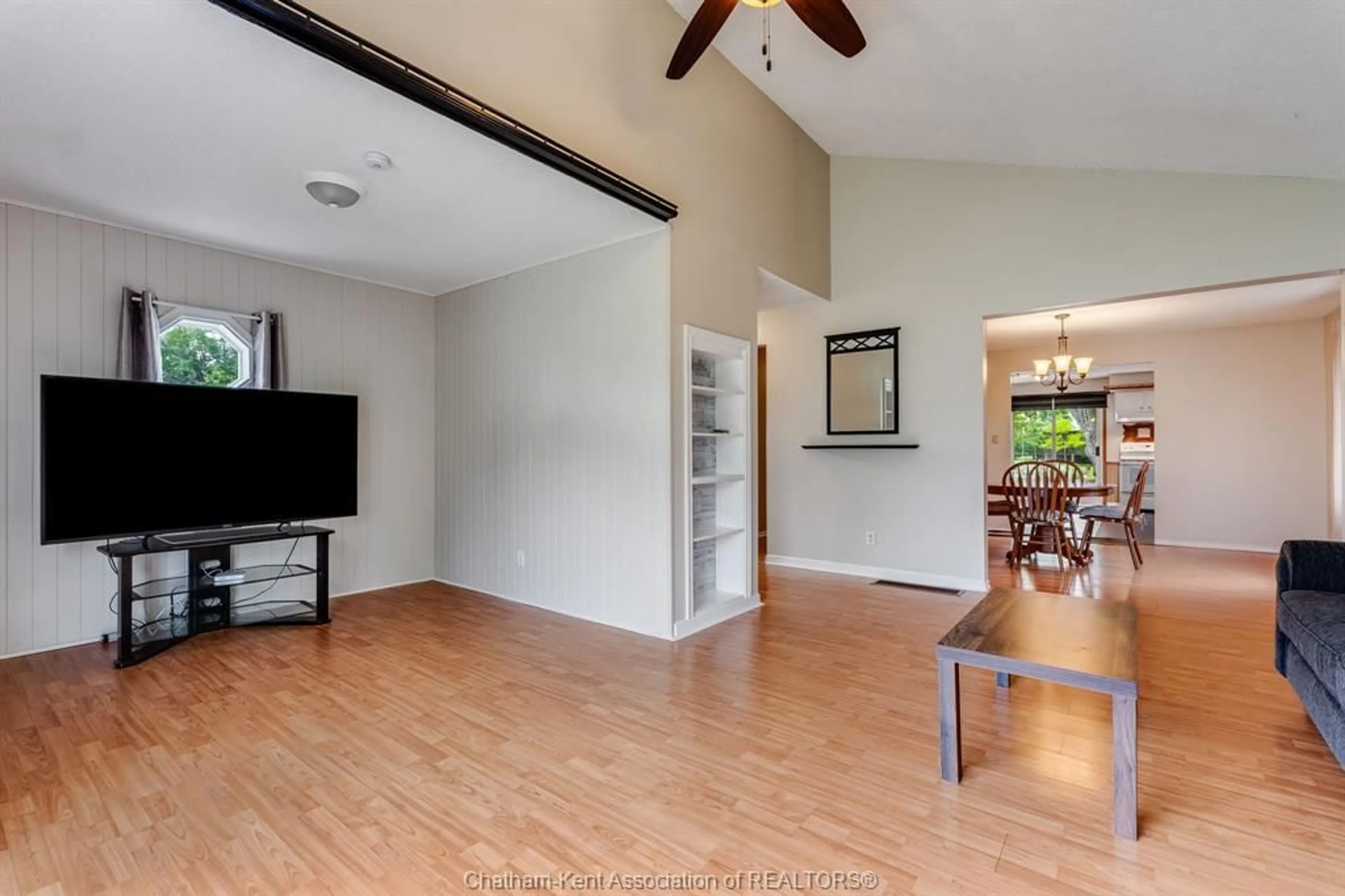 Living room with furniture, wood/laminate floor for 109 Erie St, Merlin Ontario N0P 1W0