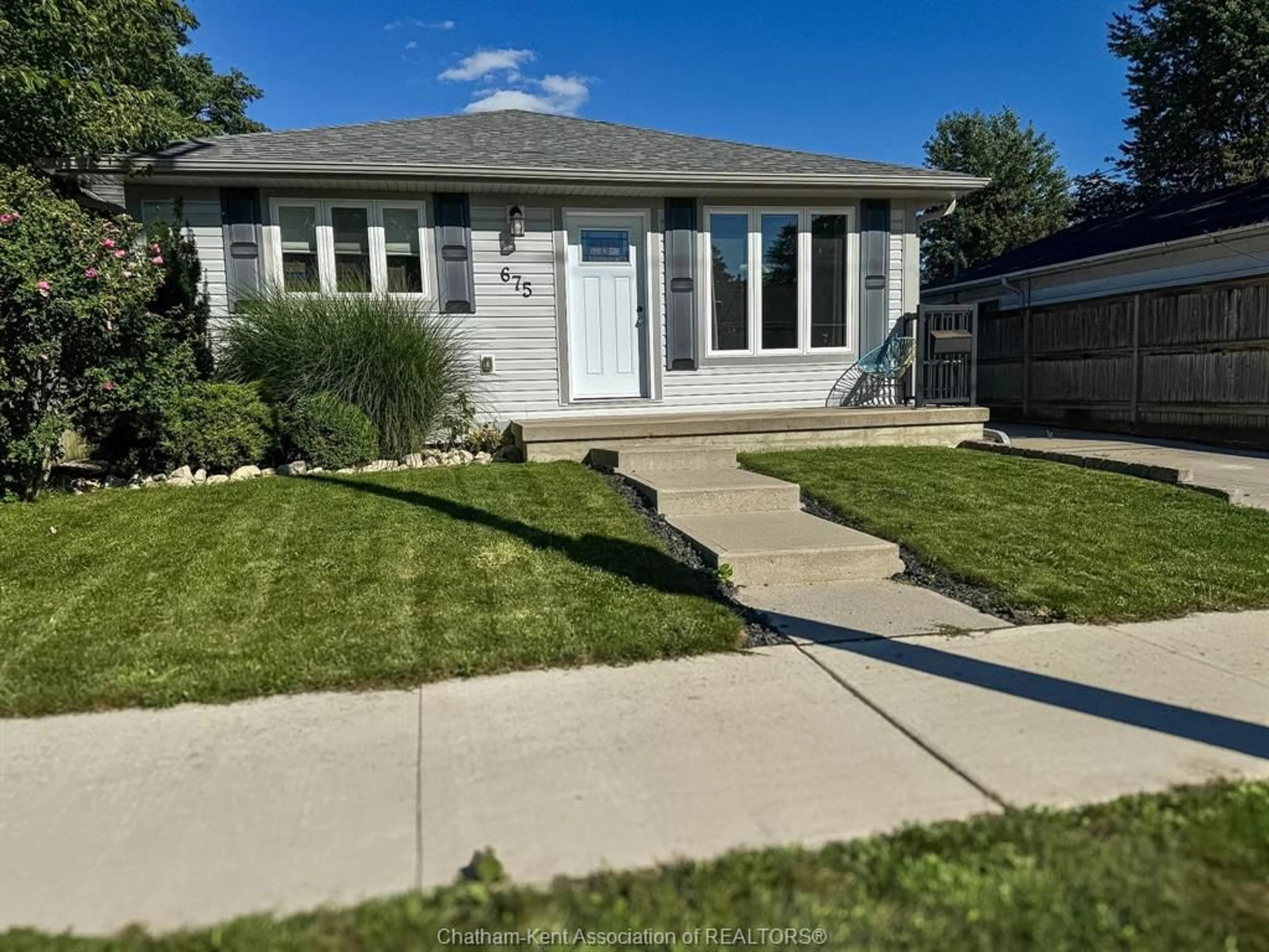 Home with vinyl exterior material, street for 675 Albert St, Wallaceburg Ontario N8A 1Y8