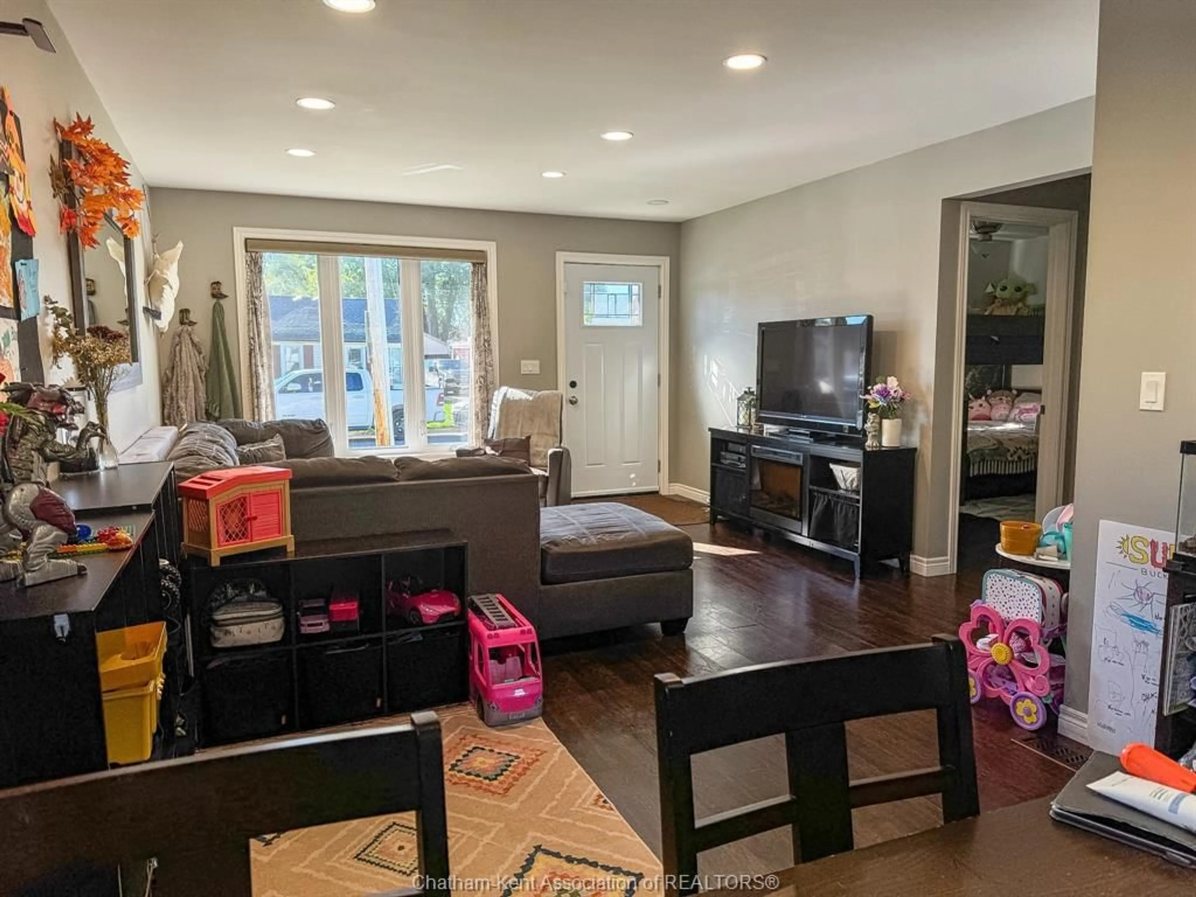 Living room with furniture, wood/laminate floor for 675 Albert St, Wallaceburg Ontario N8A 1Y8