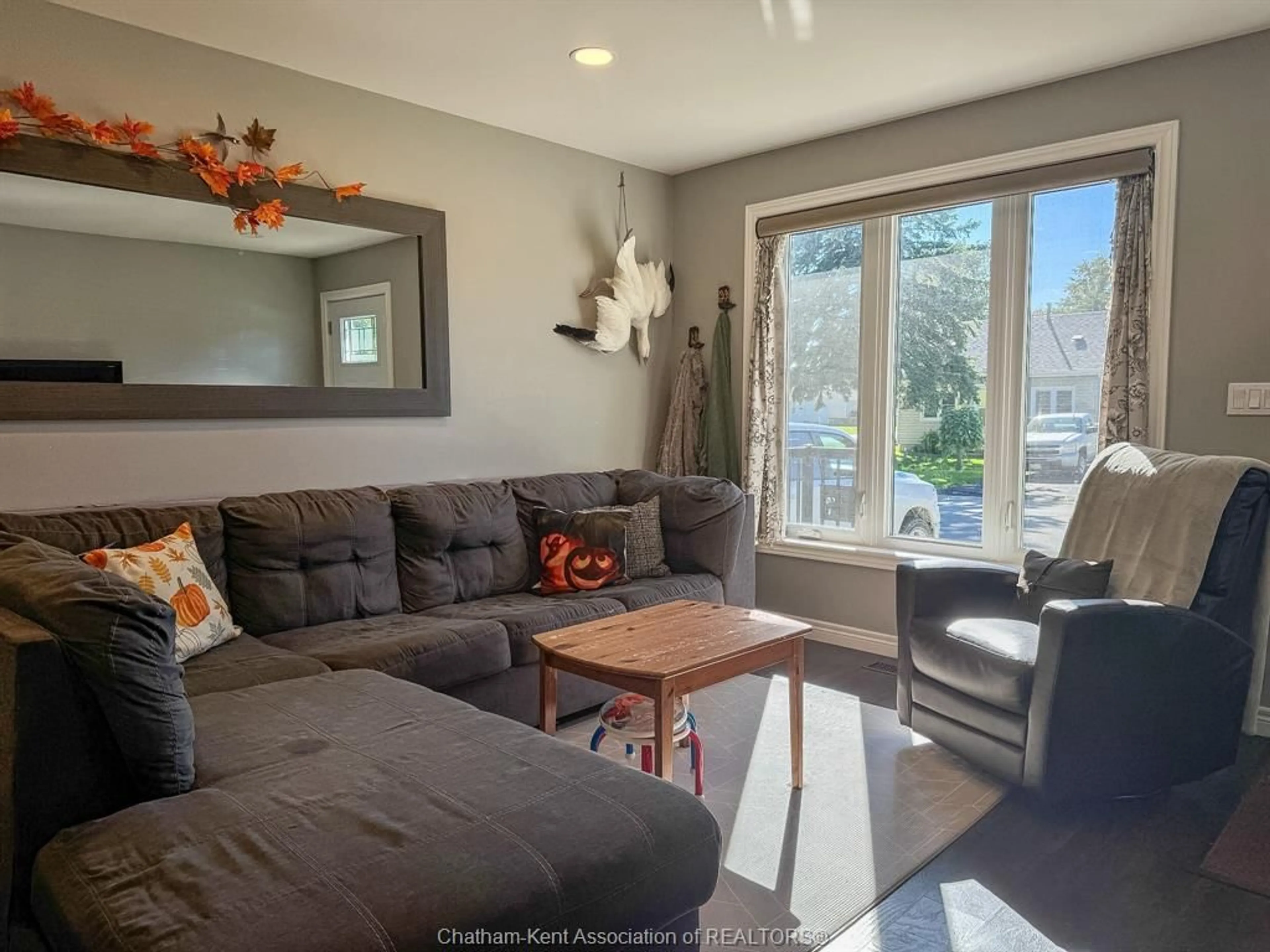 Living room with furniture, unknown for 675 Albert St, Wallaceburg Ontario N8A 1Y8