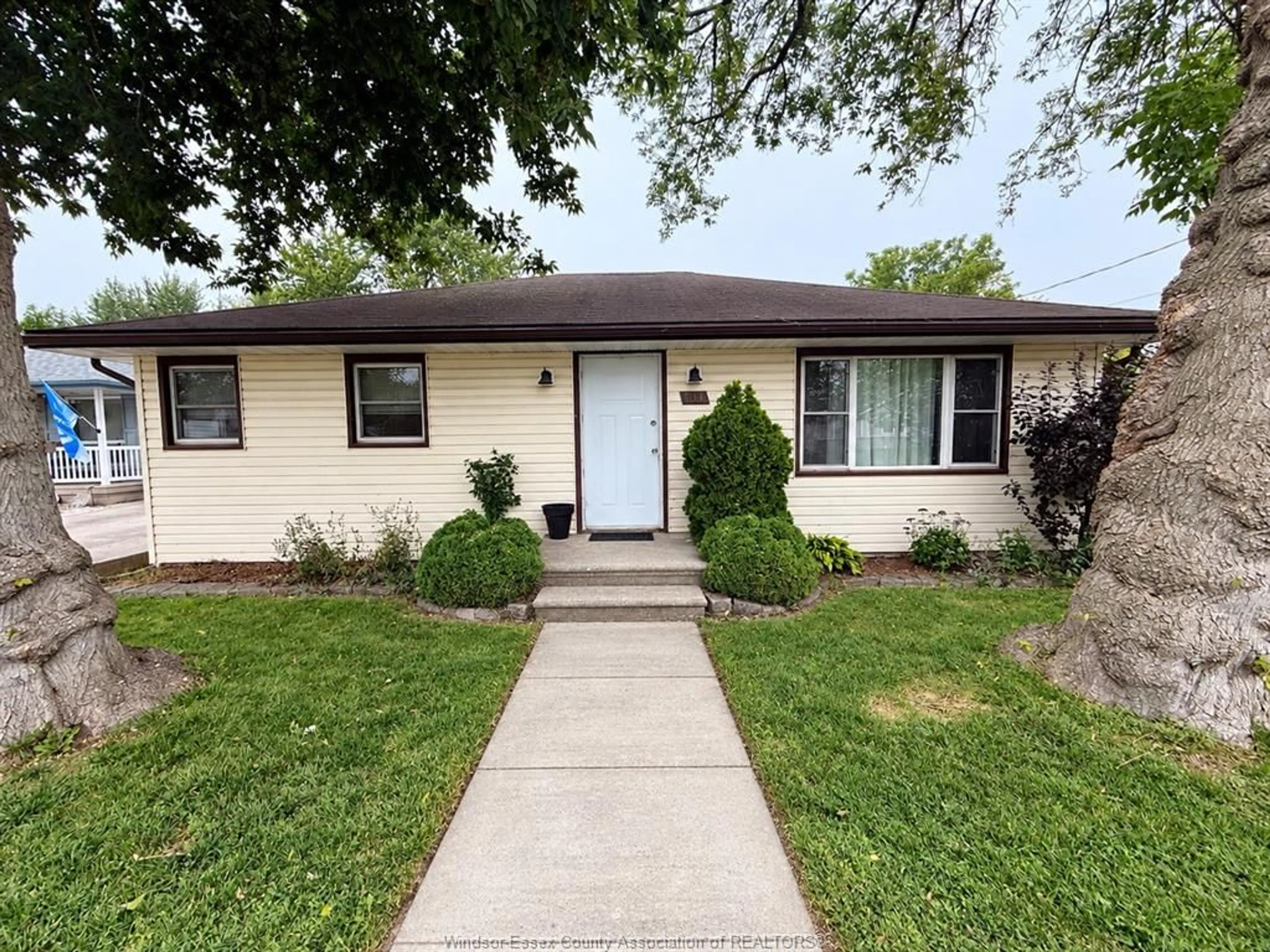 Home with vinyl exterior material, street for 401 St. Louis St., Belle River Ontario N0R 1A0