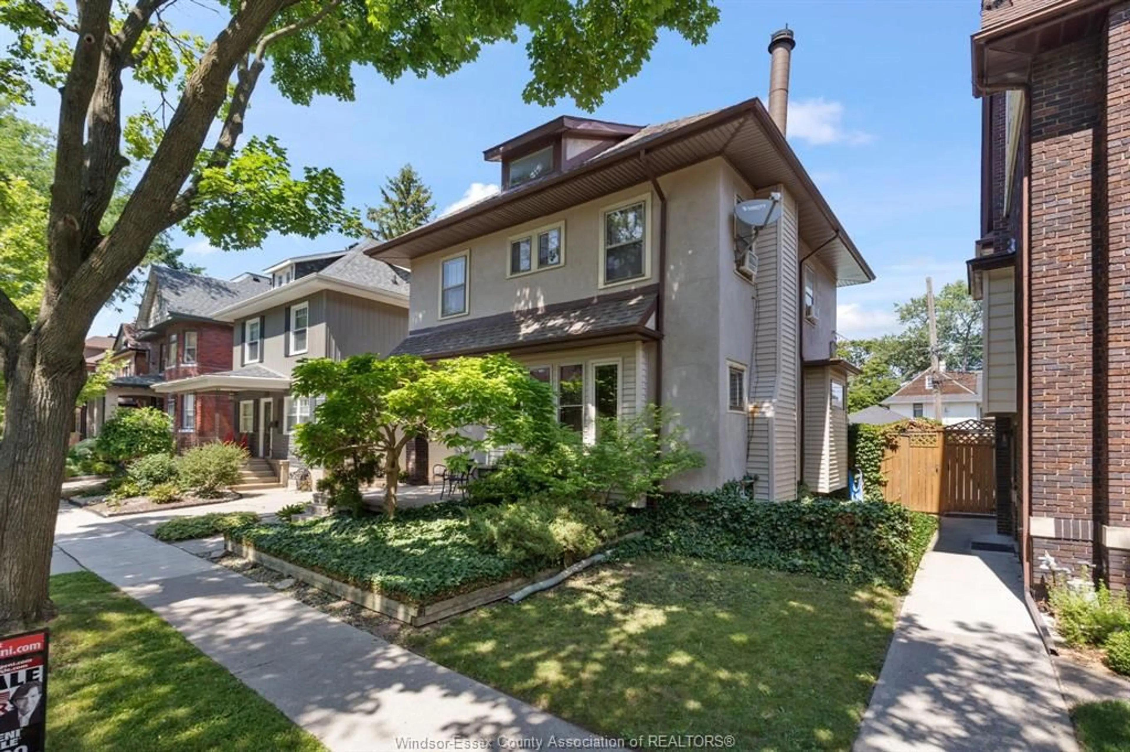 Home with brick exterior material, street for 858 CHILVER, Windsor Ontario N8Y 2K4
