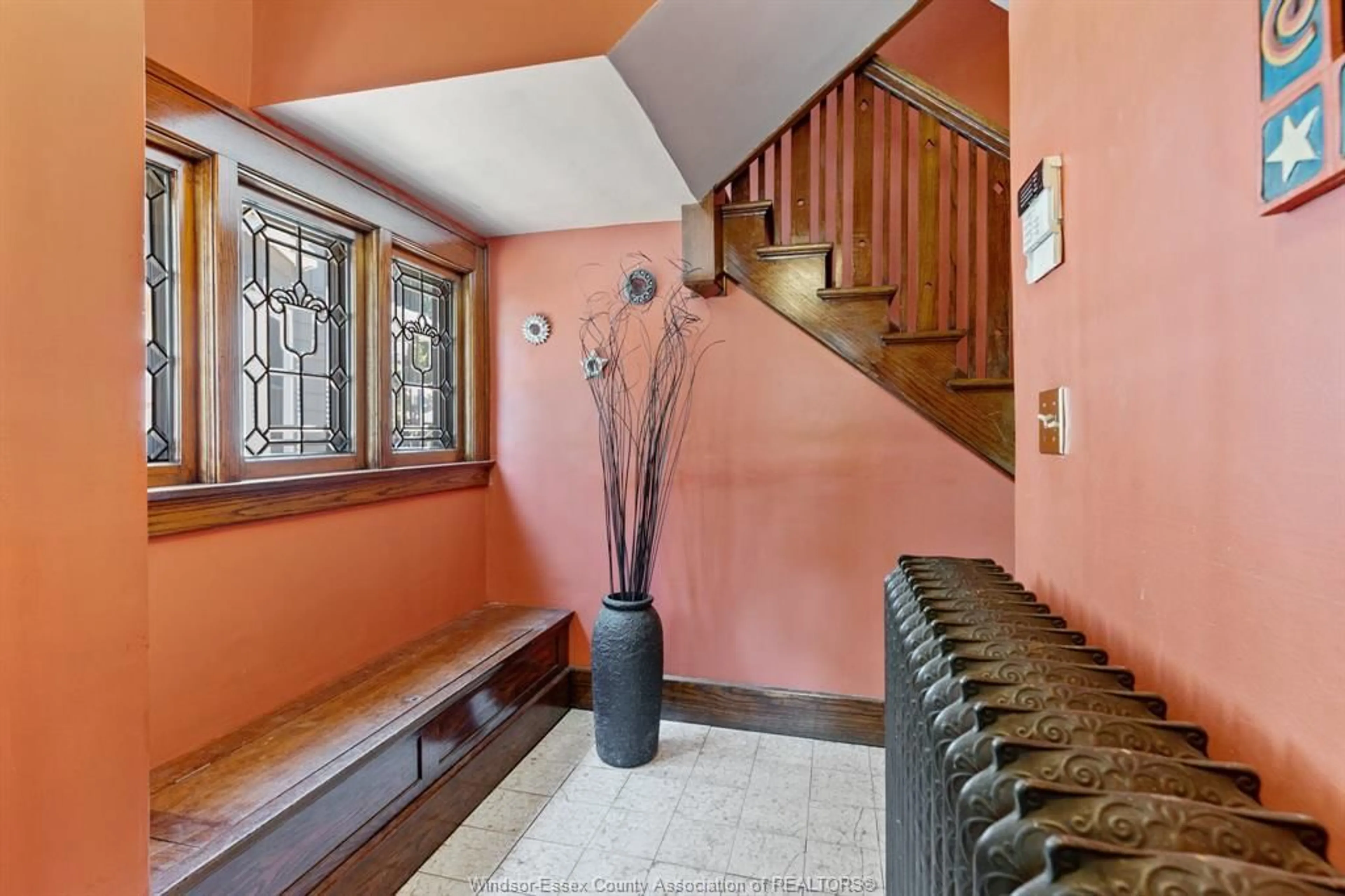 Indoor foyer for 858 CHILVER, Windsor Ontario N8Y 2K4