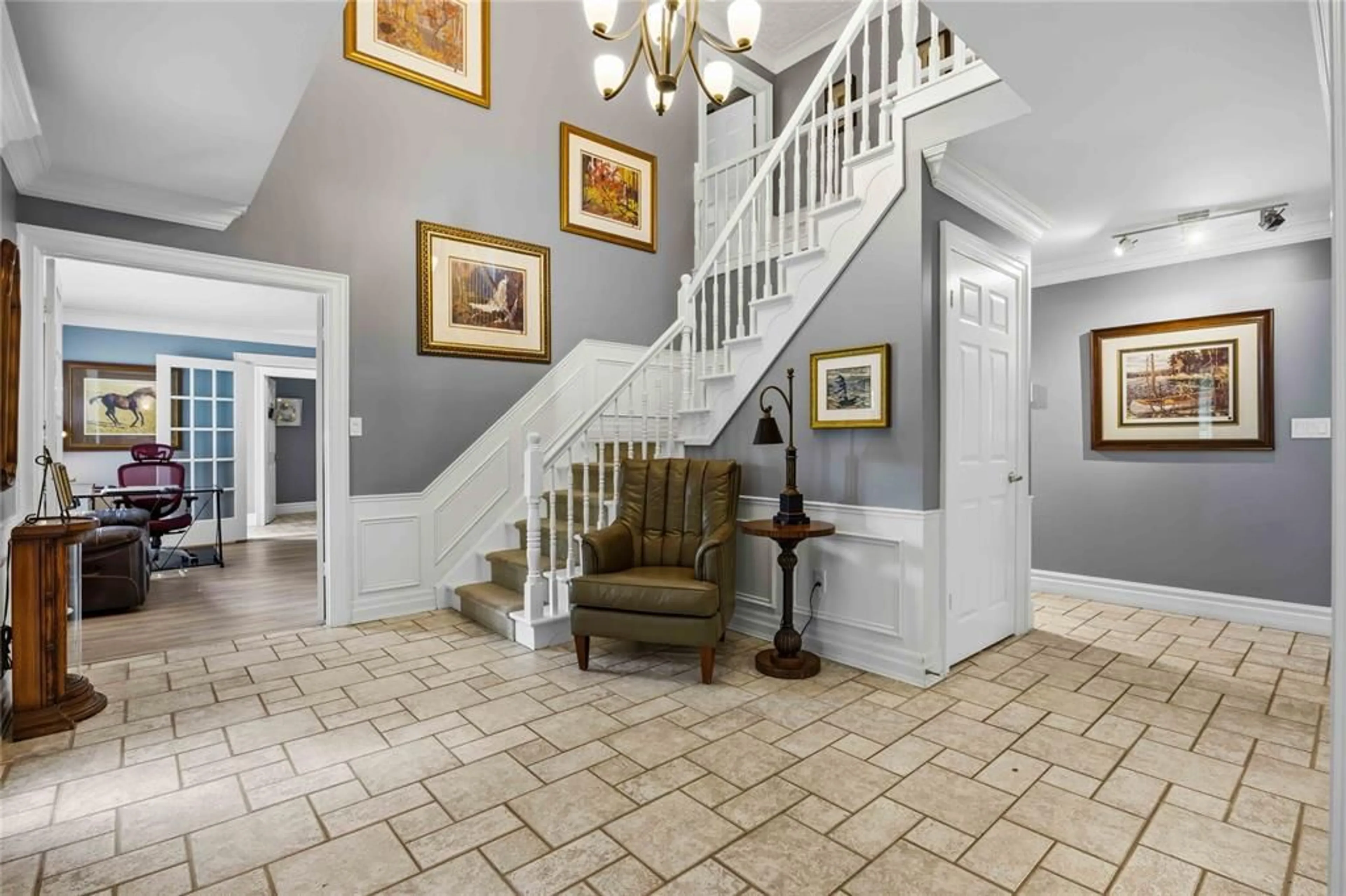 Indoor foyer for 1876 CLARENCE St, Sarnia Ontario N7X 1C8