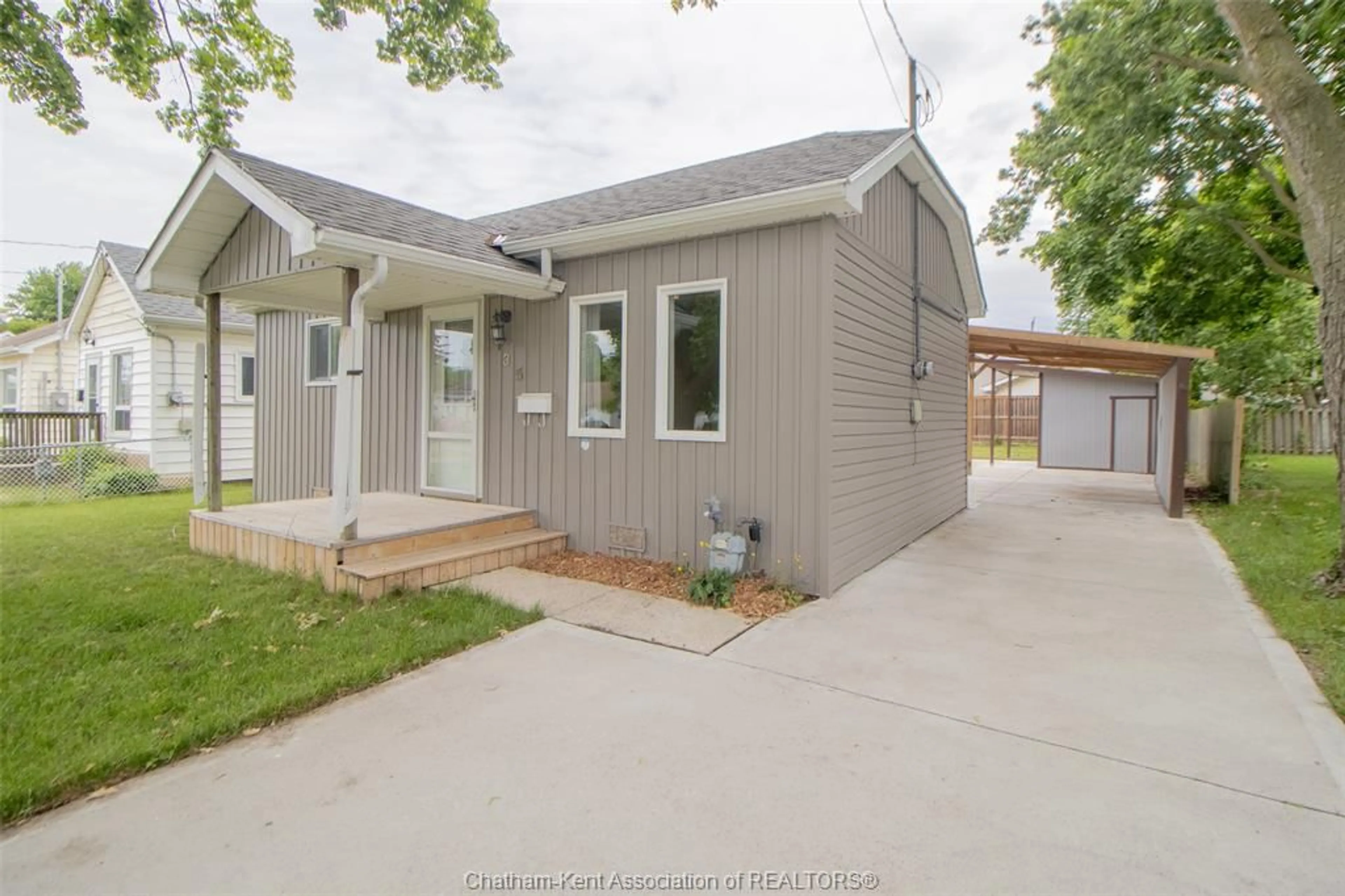 Home with vinyl exterior material, street for 35 BERRY St, Chatham Ontario N7M 3B2