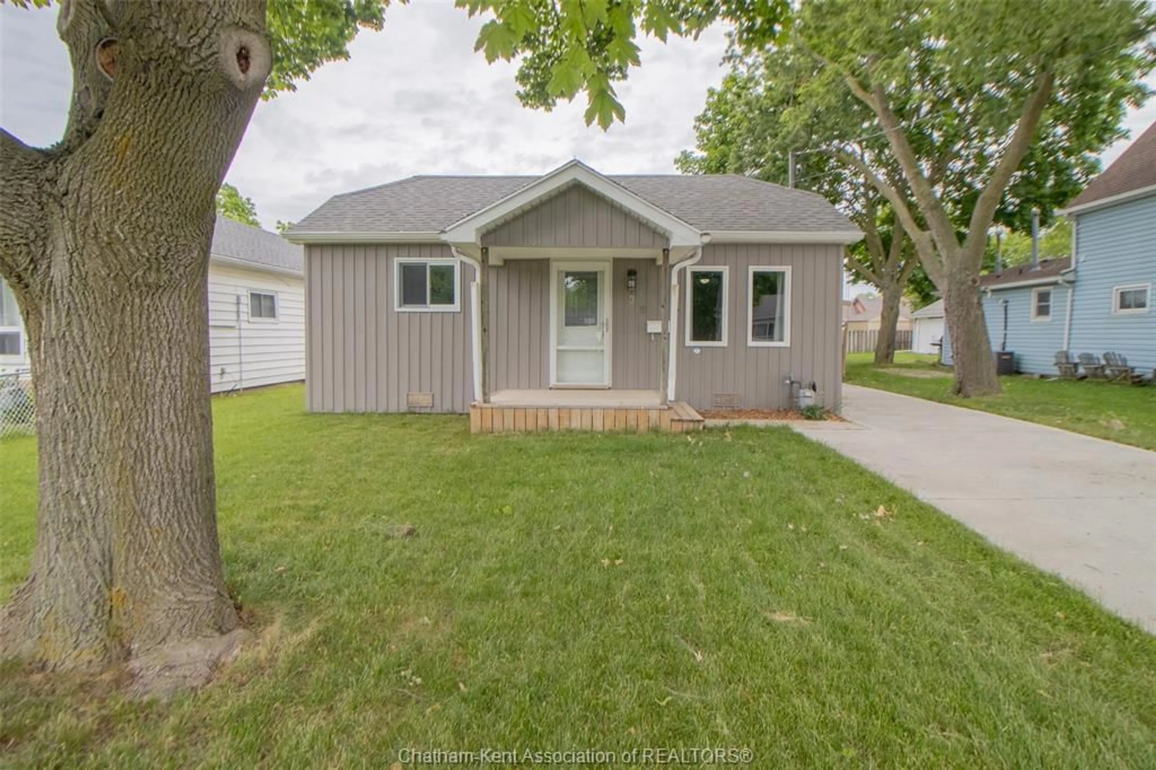 Home with vinyl exterior material, street for 35 BERRY St, Chatham Ontario N7M 3B2