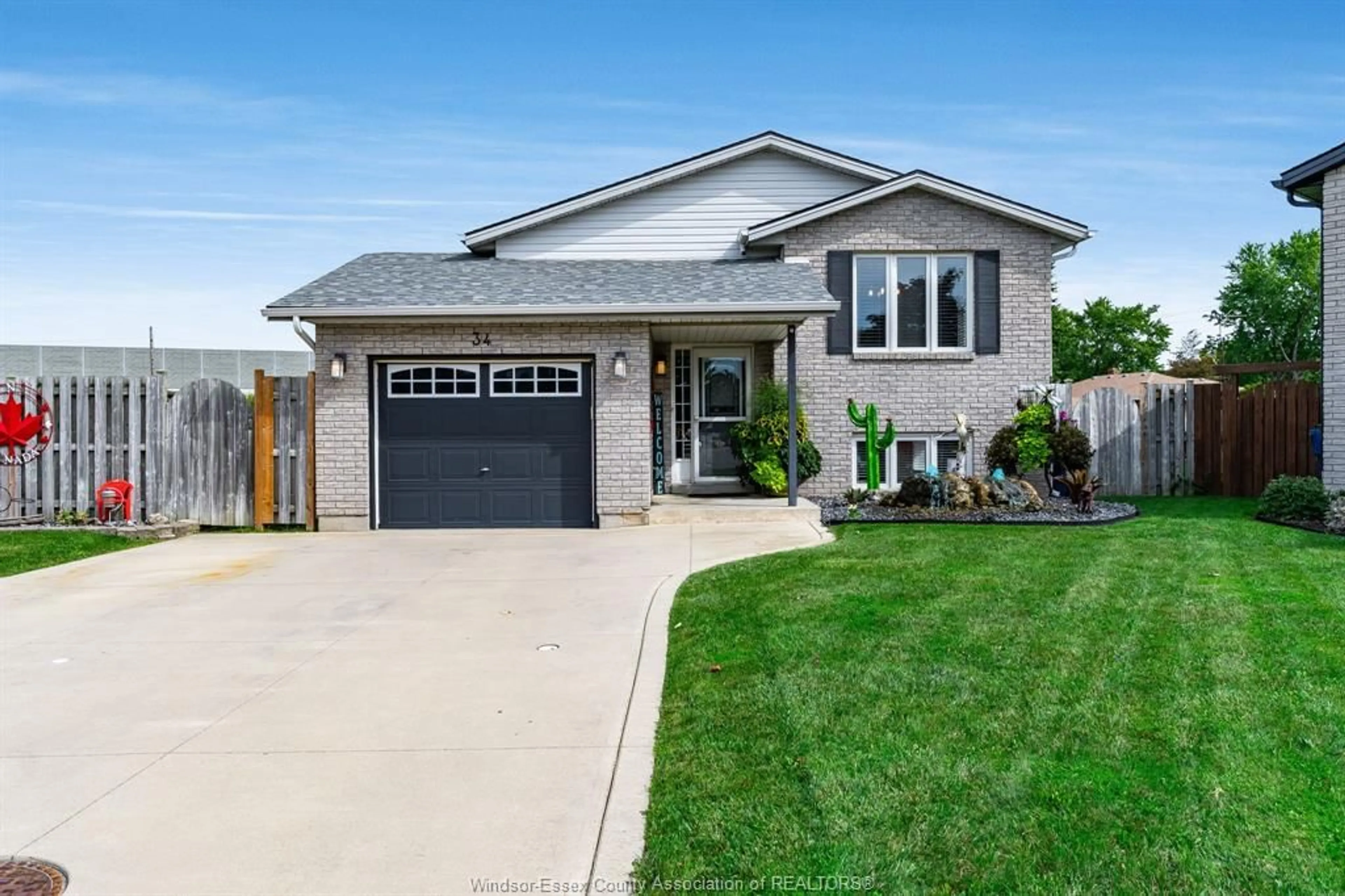 Home with vinyl exterior material, street for 34 Massey Dr, Tilbury Ontario N0P 2L0