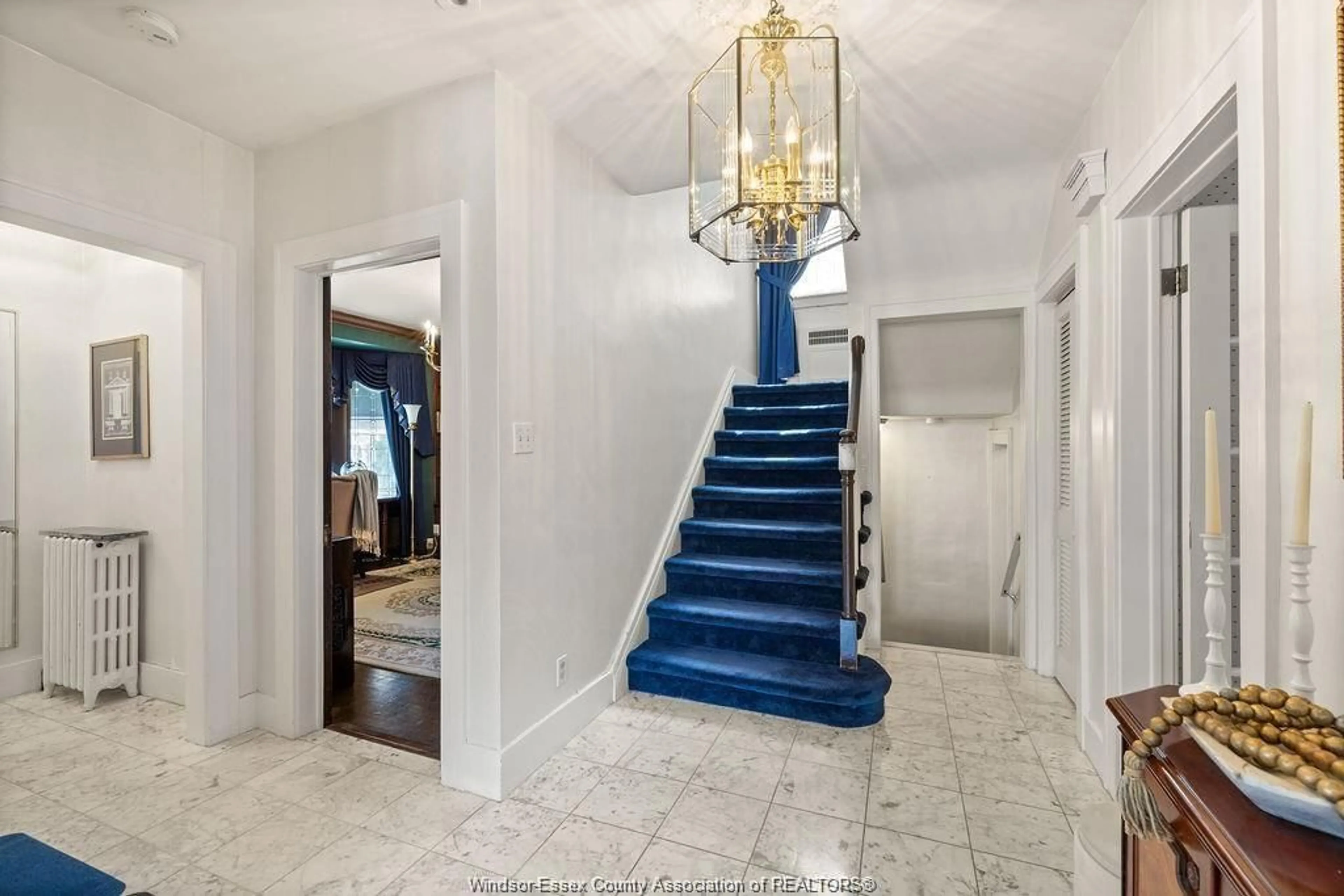 Indoor foyer for 2203 VICTORIA, Windsor Ontario N8X 1R2