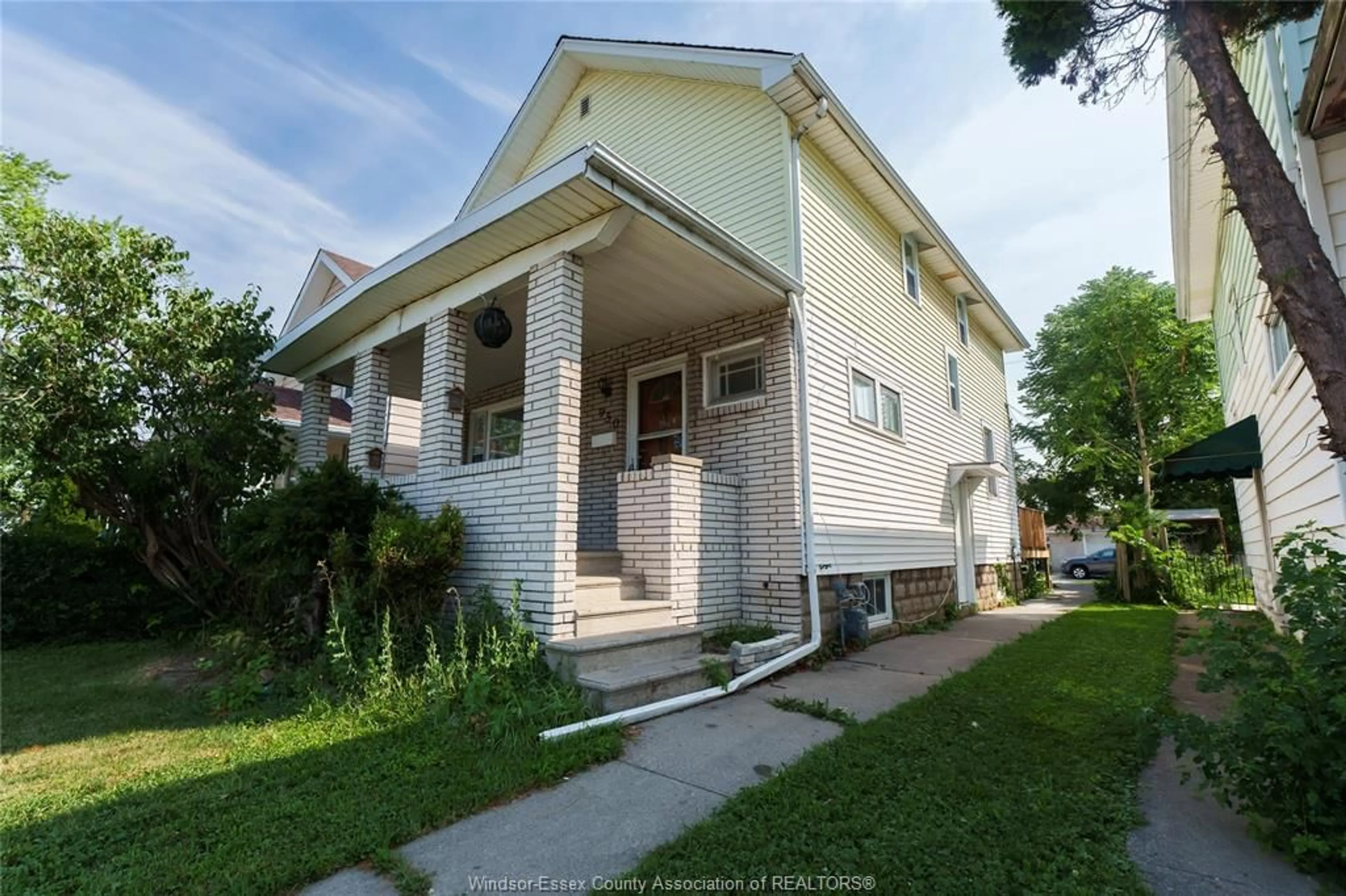 Home with vinyl exterior material, street for 950 ELSMERE, Windsor Ontario N9A 2A9