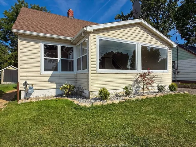212 ERIE St, Leamington 2