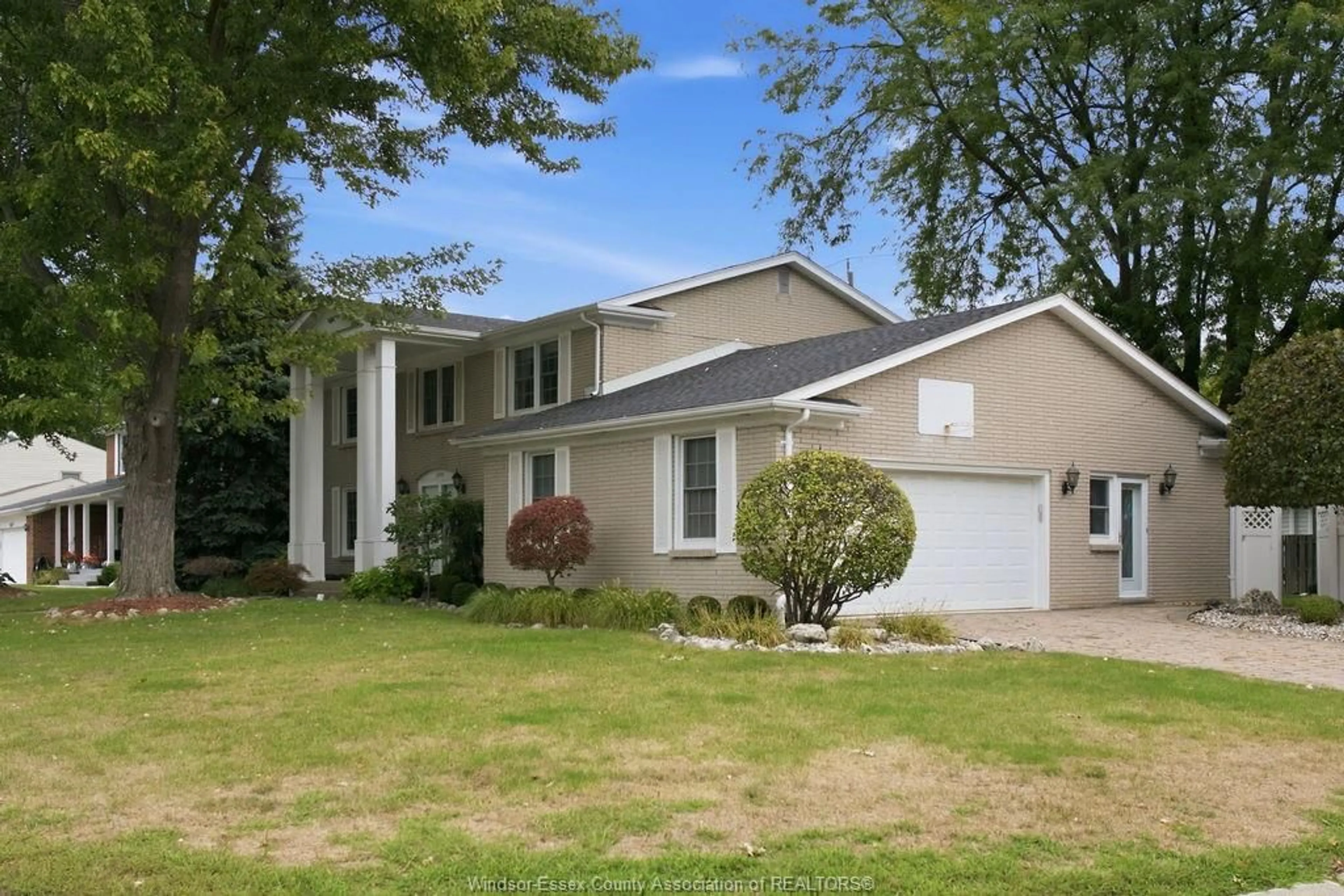 Home with vinyl exterior material, street for 3590 HUNTINGTON Ave, Windsor Ontario N9E 3M8