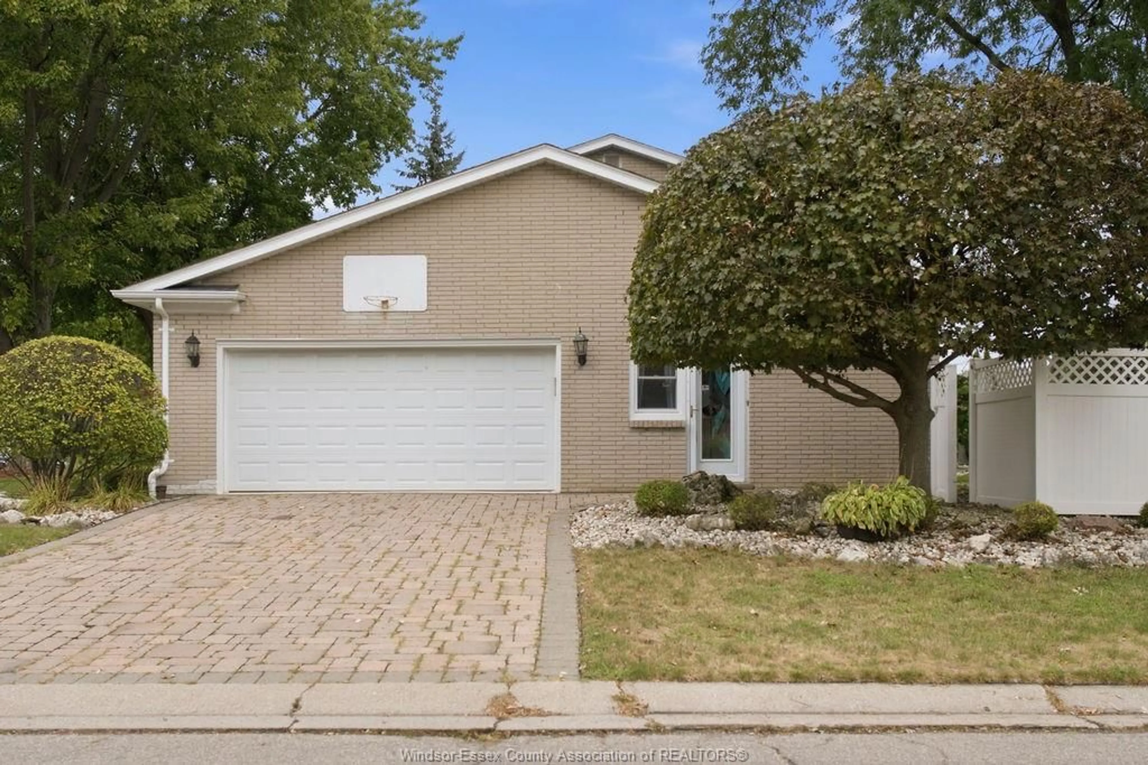 Home with vinyl exterior material, street for 3590 HUNTINGTON Ave, Windsor Ontario N9E 3M8