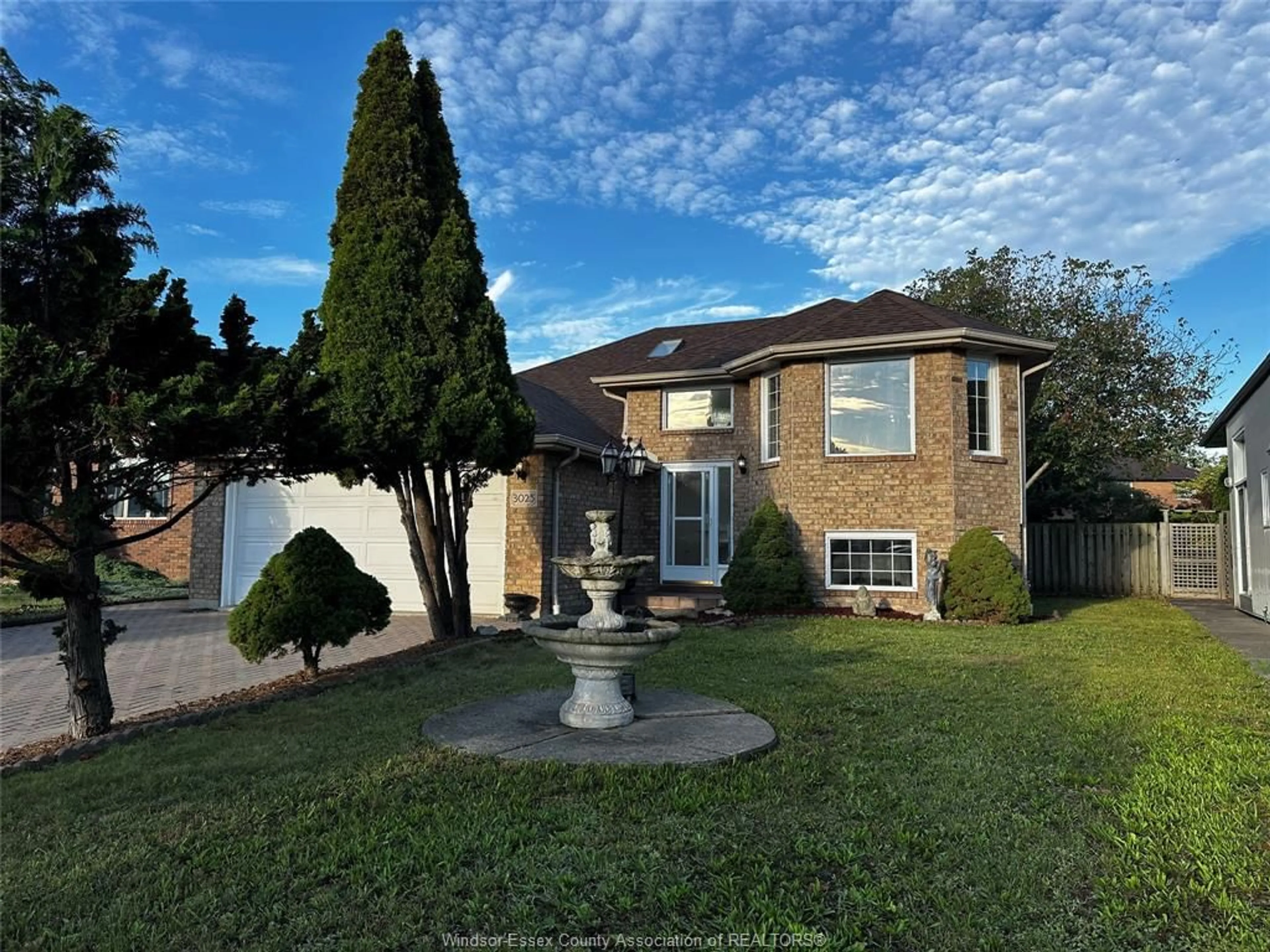 A pic from outside/outdoor area/front of a property/back of a property/a pic from drone, water/lake/river/ocean view for 3025 KENILWORTH, Windsor Ontario N9E 4M1