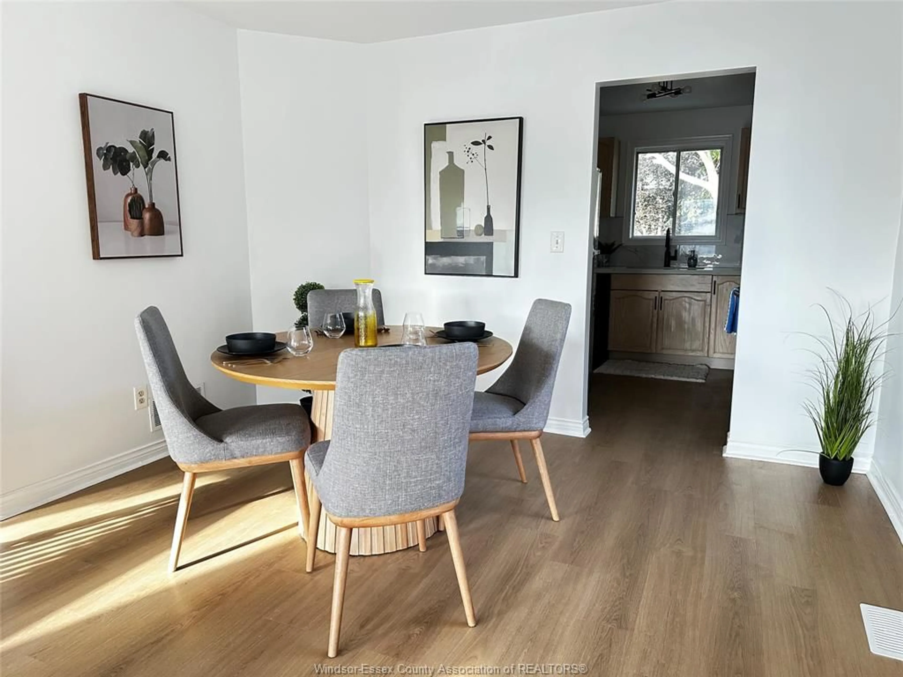 Dining room, wood/laminate floor for 3025 KENILWORTH, Windsor Ontario N9E 4M1