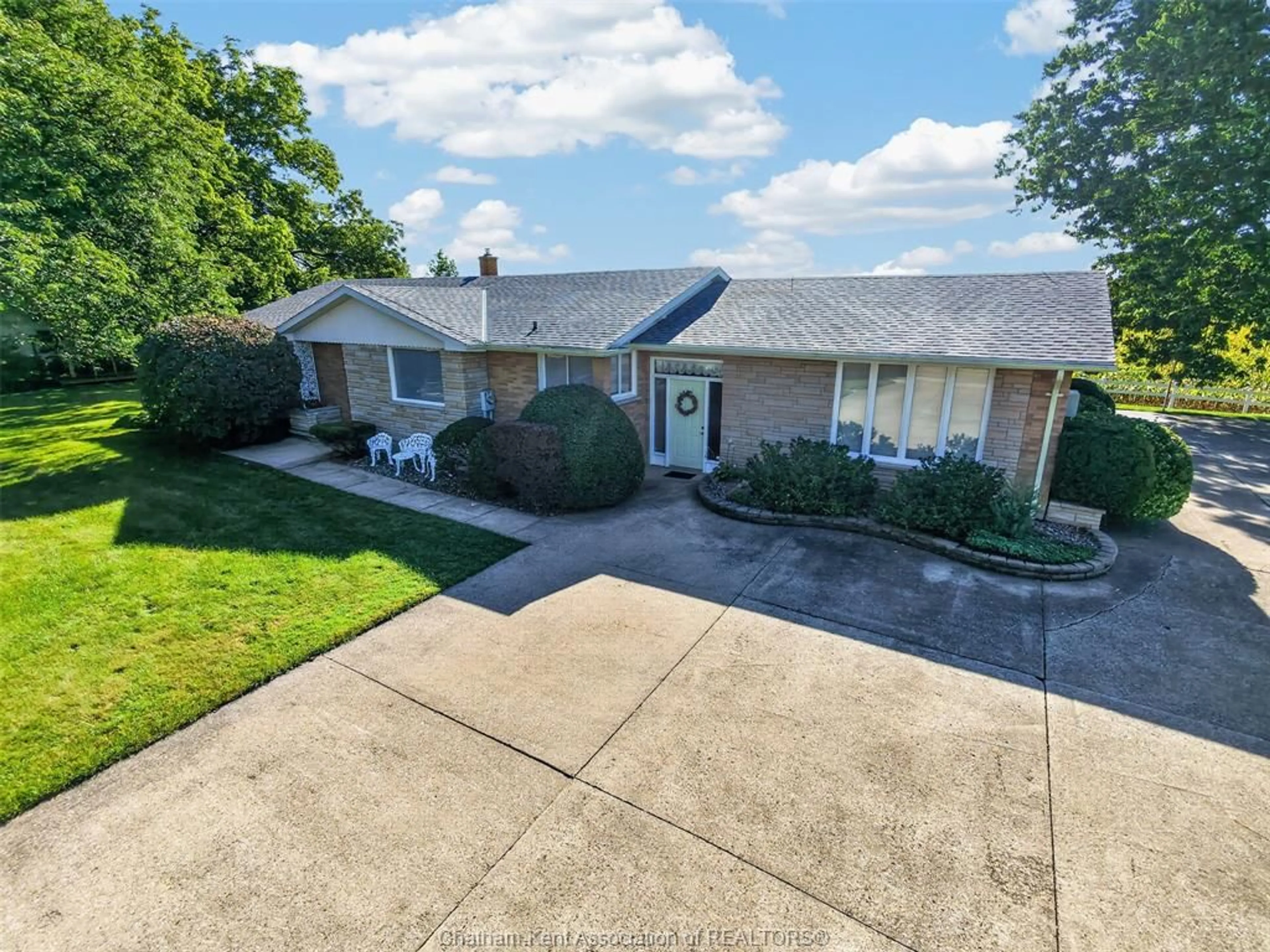 A pic from outside/outdoor area/front of a property/back of a property/a pic from drone, street for 107 INDIAN CREEK Rd, Chatham Ontario N7M 5J6