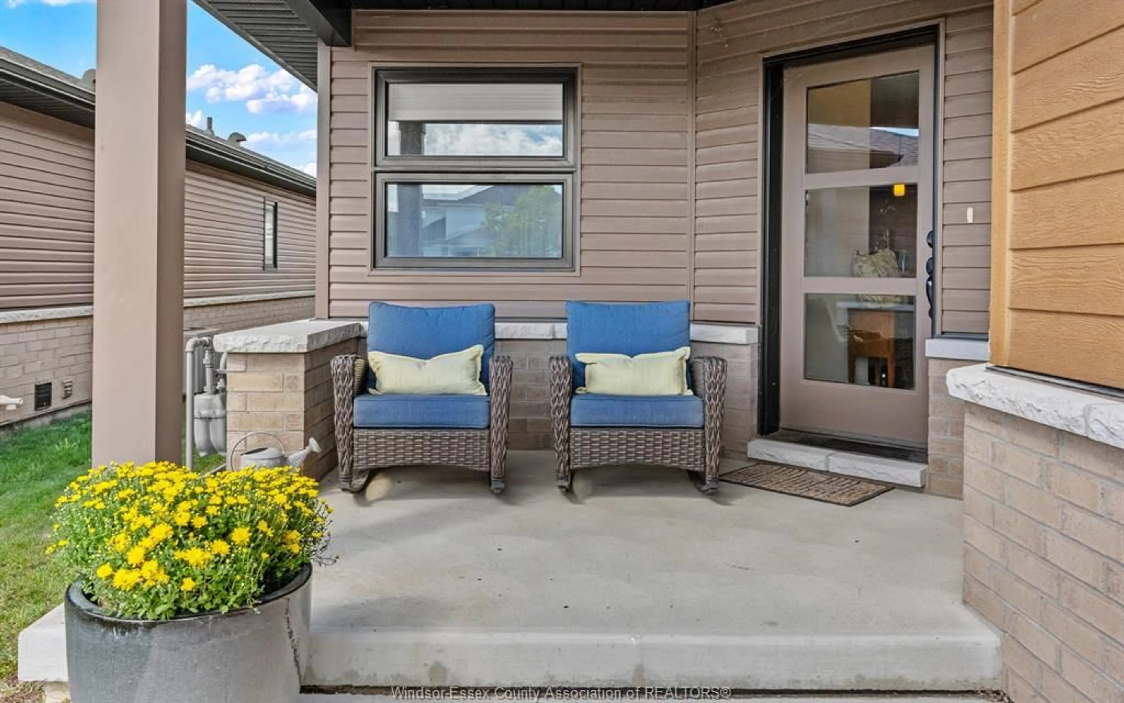 Patio, street for 213 MEADOWVIEW, Amherstburg Ontario N9V 0E9