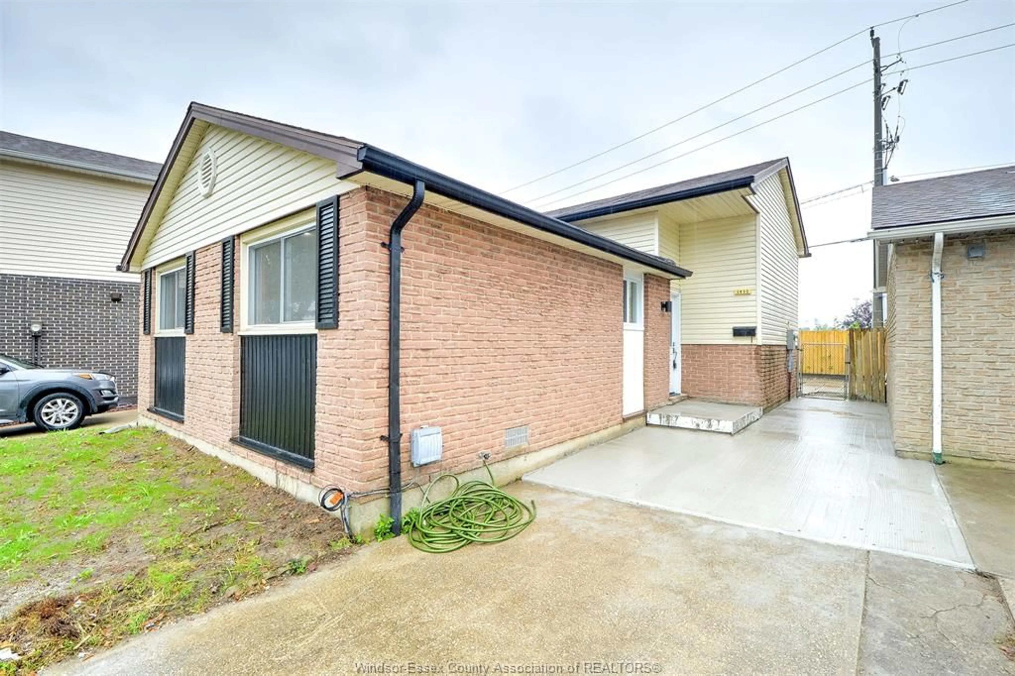 A pic from outside/outdoor area/front of a property/back of a property/a pic from drone, street for 1411 BAYSWATER Cres, Windsor Ontario N8S 4K4