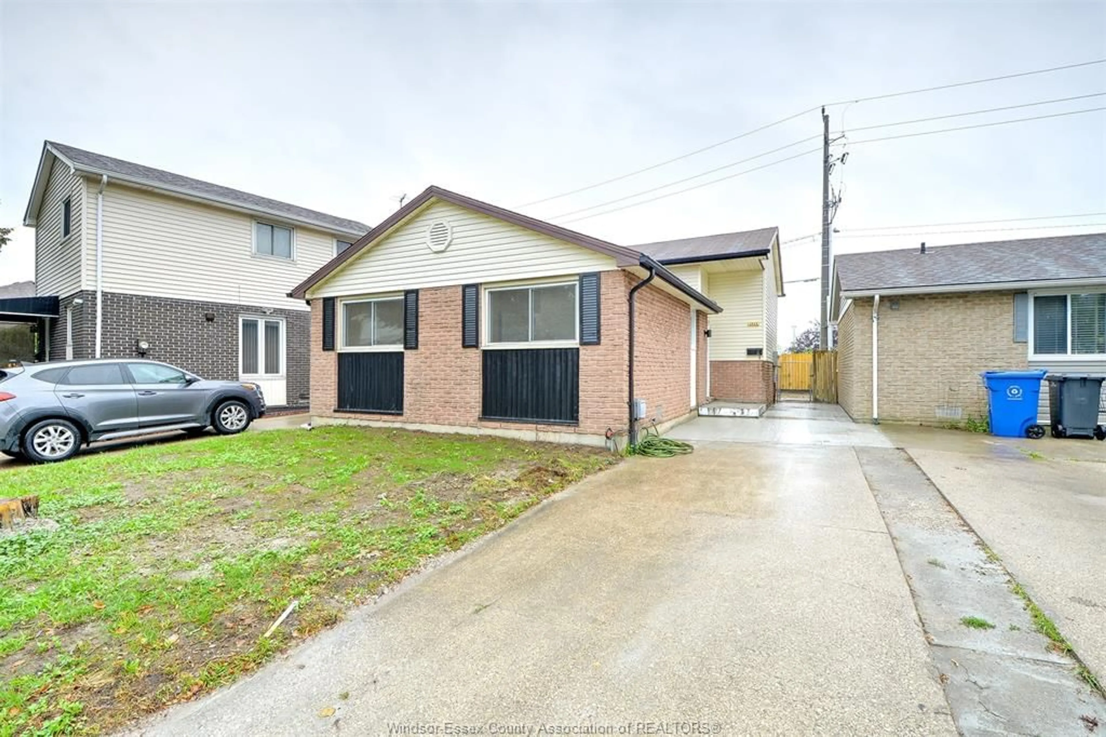 A pic from outside/outdoor area/front of a property/back of a property/a pic from drone, street for 1411 BAYSWATER Cres, Windsor Ontario N8S 4K4