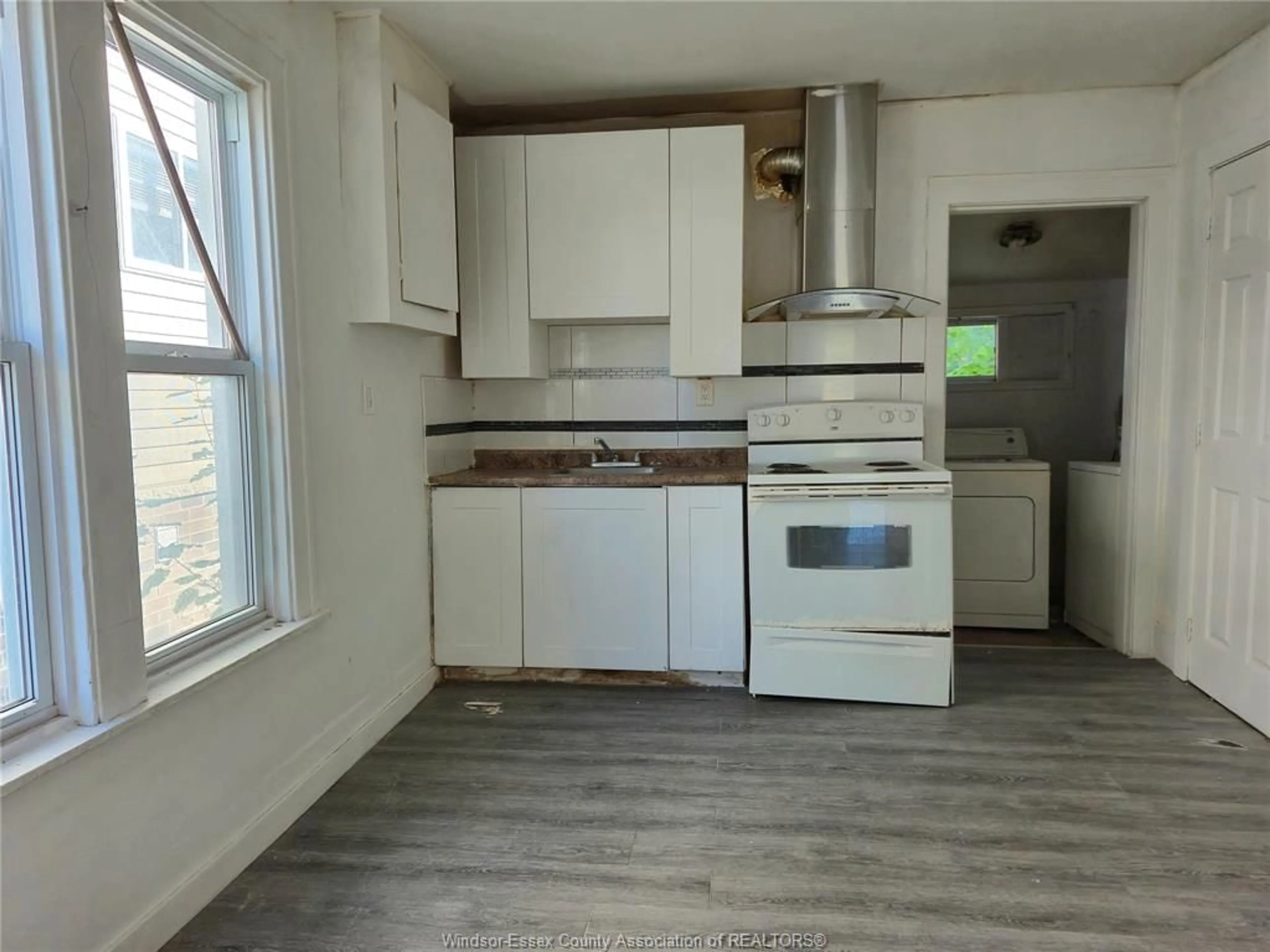 A pic of a room for 486 BRIDGE, Windsor Ontario N9B 2M4