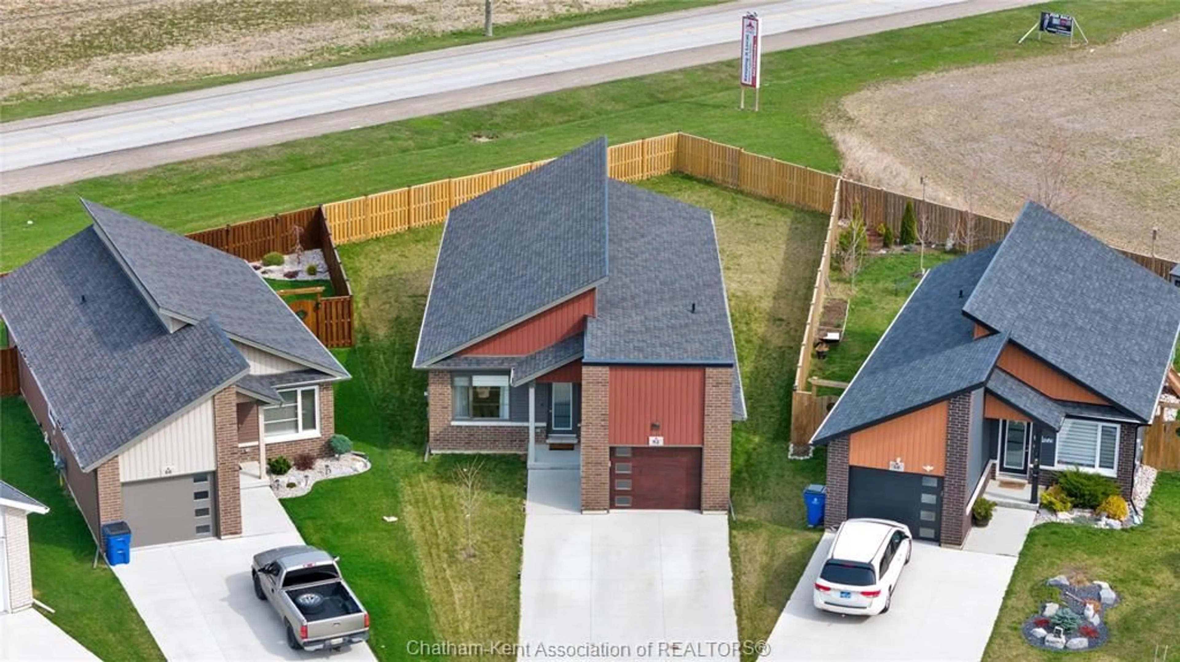 A pic from outside/outdoor area/front of a property/back of a property/a pic from drone, street for 62 MOONSTONE Cres, Chatham Ontario N7M 0S1