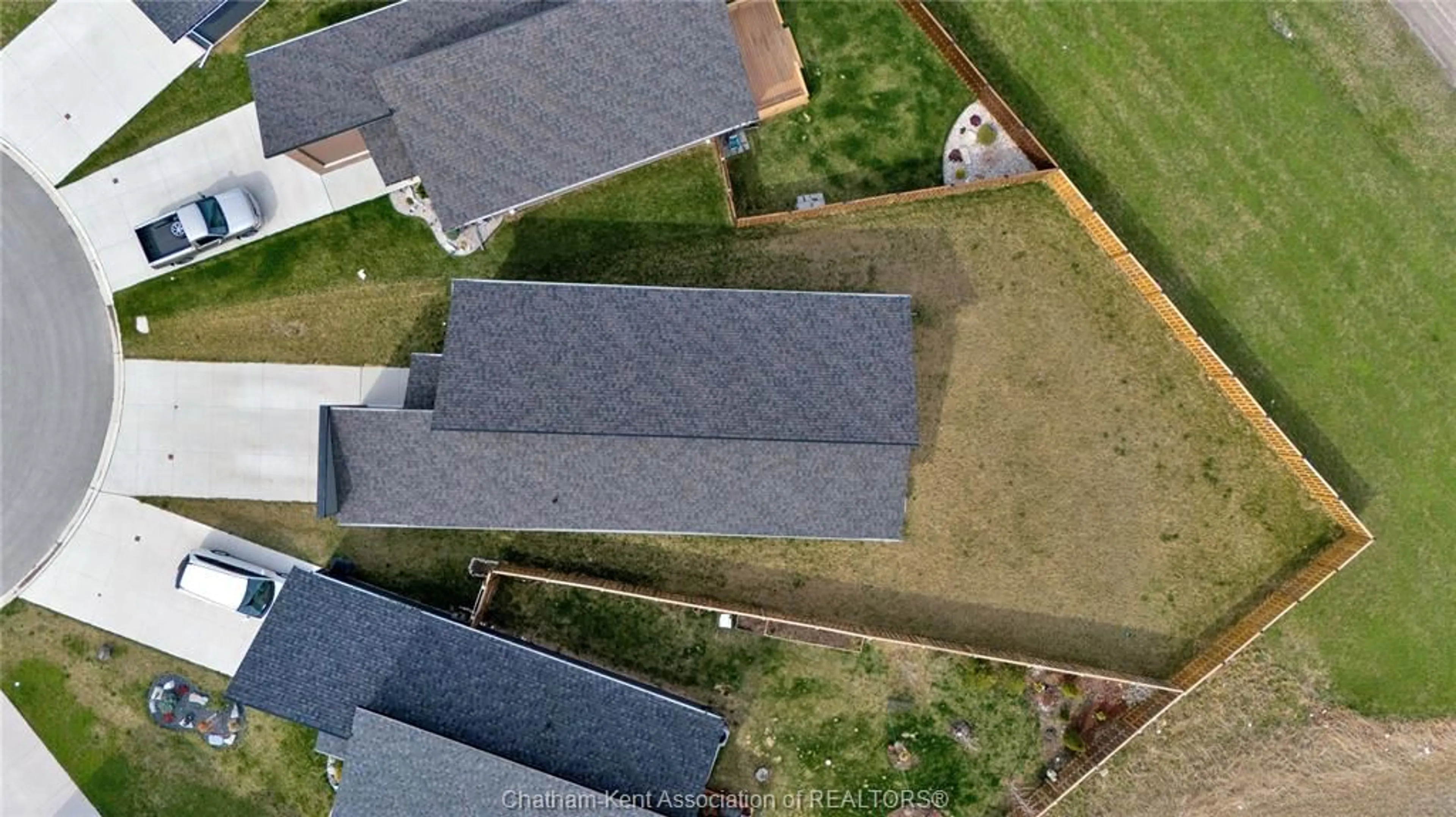 A pic from outside/outdoor area/front of a property/back of a property/a pic from drone, street for 62 MOONSTONE Cres, Chatham Ontario N7M 0S1