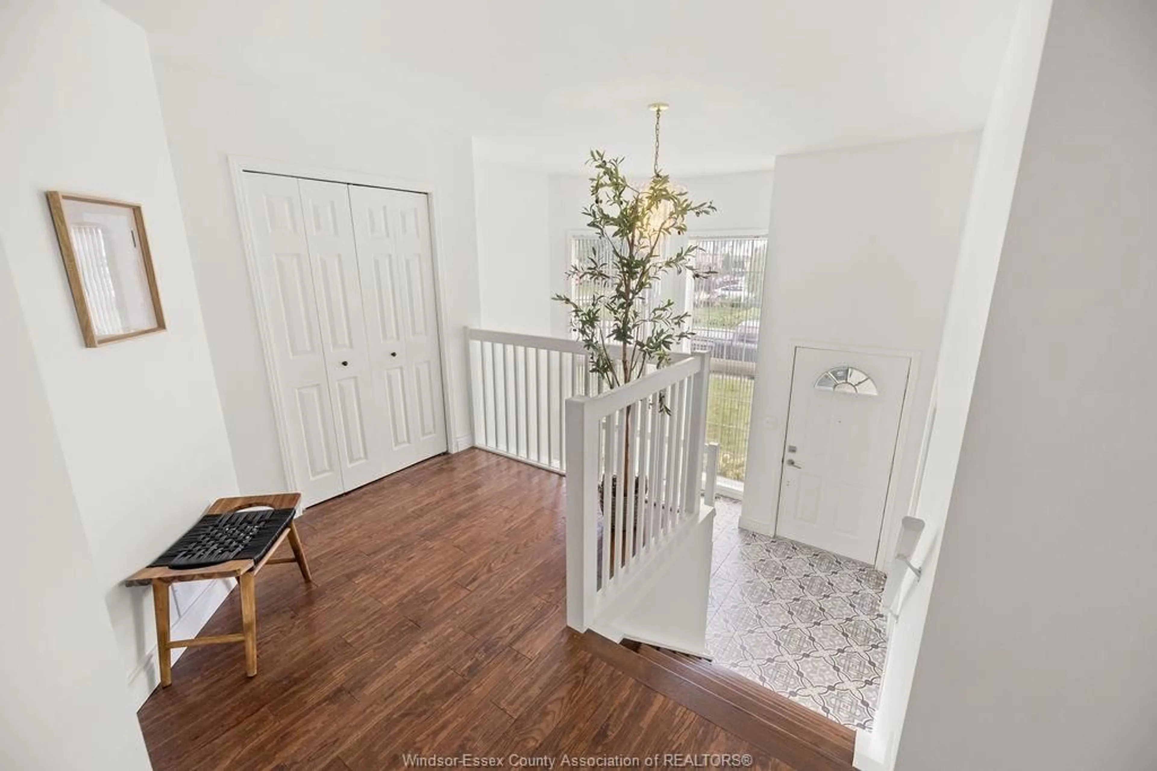 Indoor entryway for 1575 VOLLANS ST, LaSalle Ontario N9H 2M9