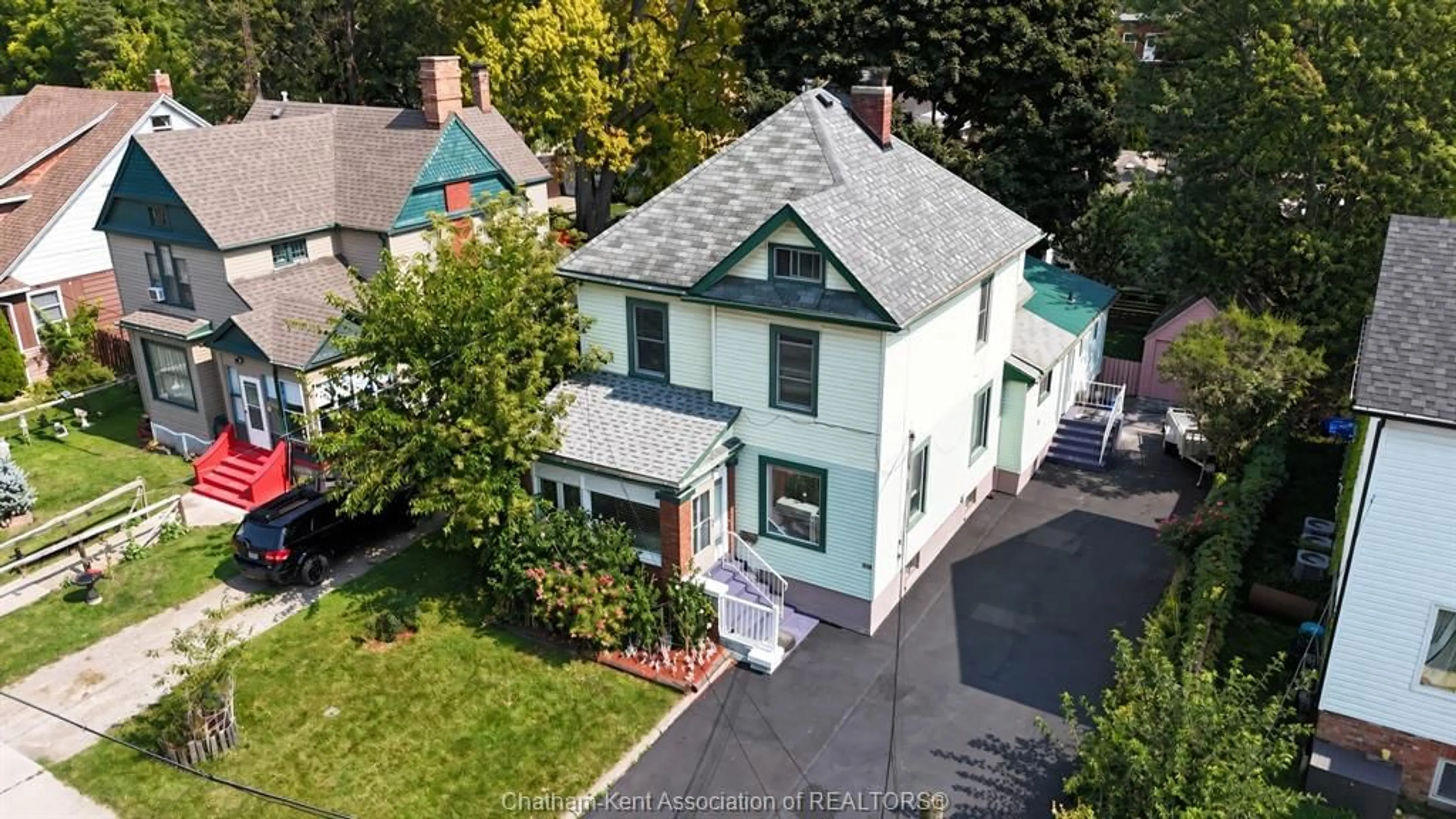 A pic from outside/outdoor area/front of a property/back of a property/a pic from drone, street for 55 GRANT St, Chatham Ontario N7L 1V1