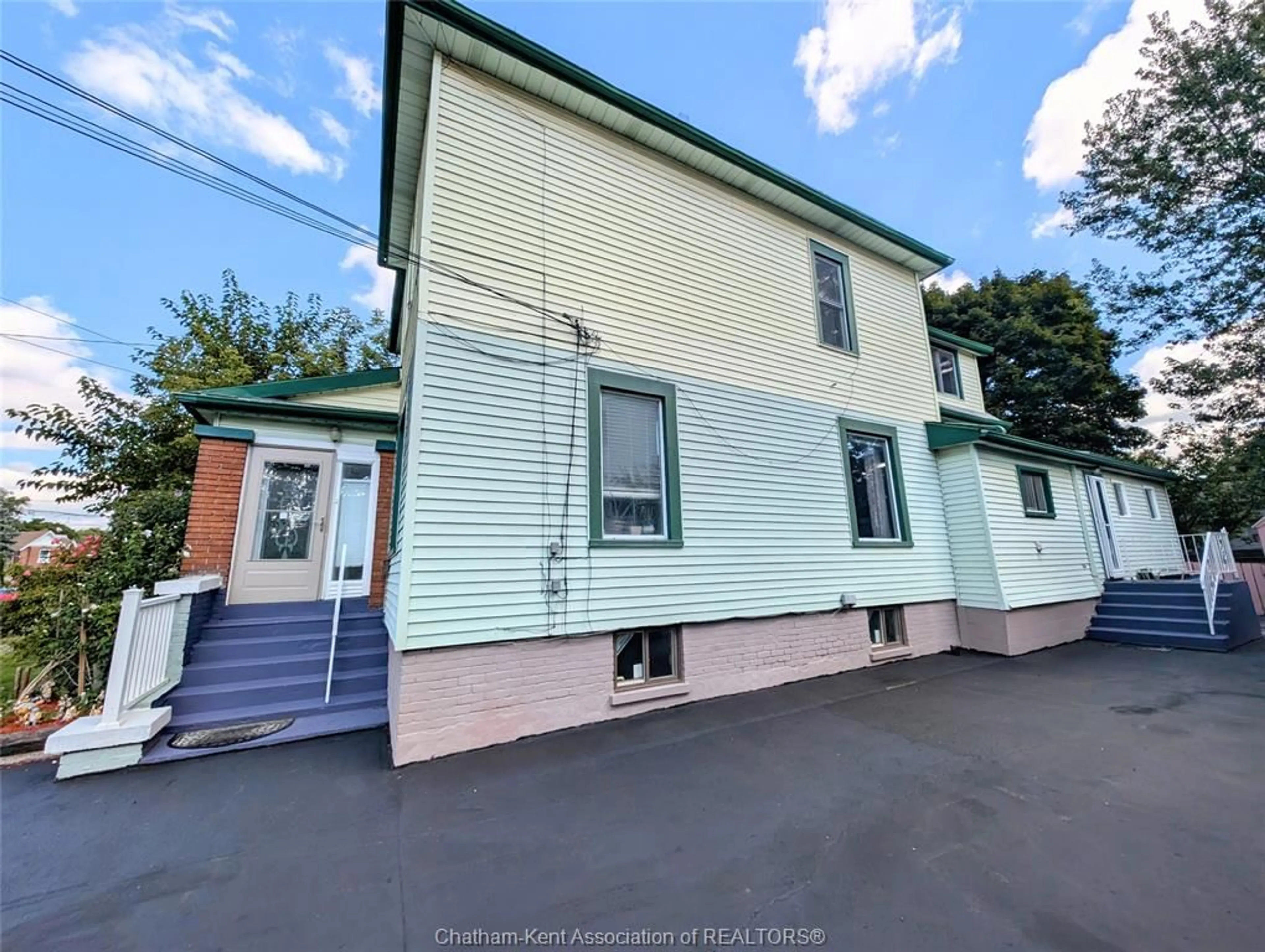 A pic from outside/outdoor area/front of a property/back of a property/a pic from drone, building for 55 GRANT St, Chatham Ontario N7L 1V1