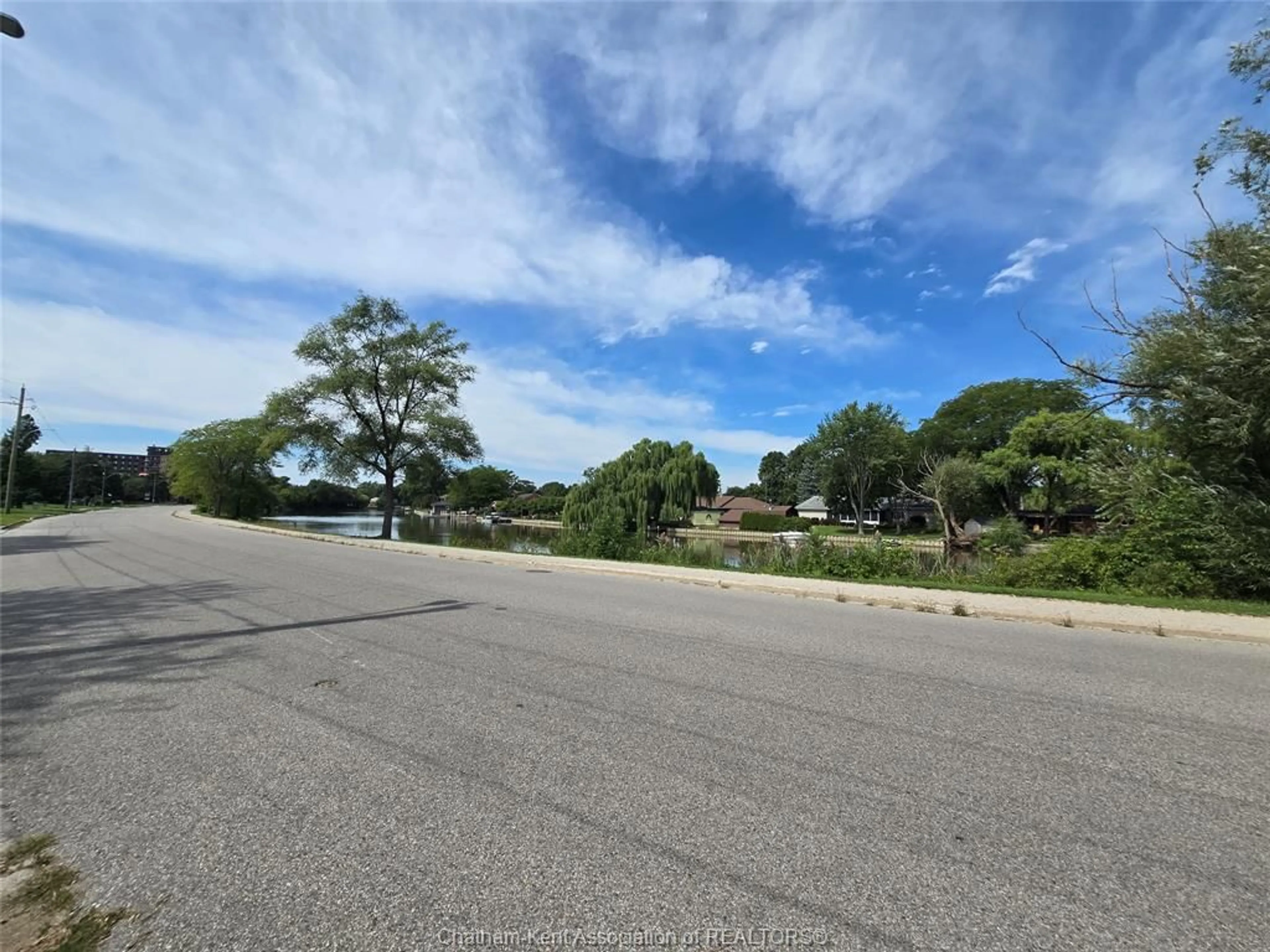 A pic from outside/outdoor area/front of a property/back of a property/a pic from drone, street for 842 Wallace St, Wallaceburg Ontario N8A 4L3
