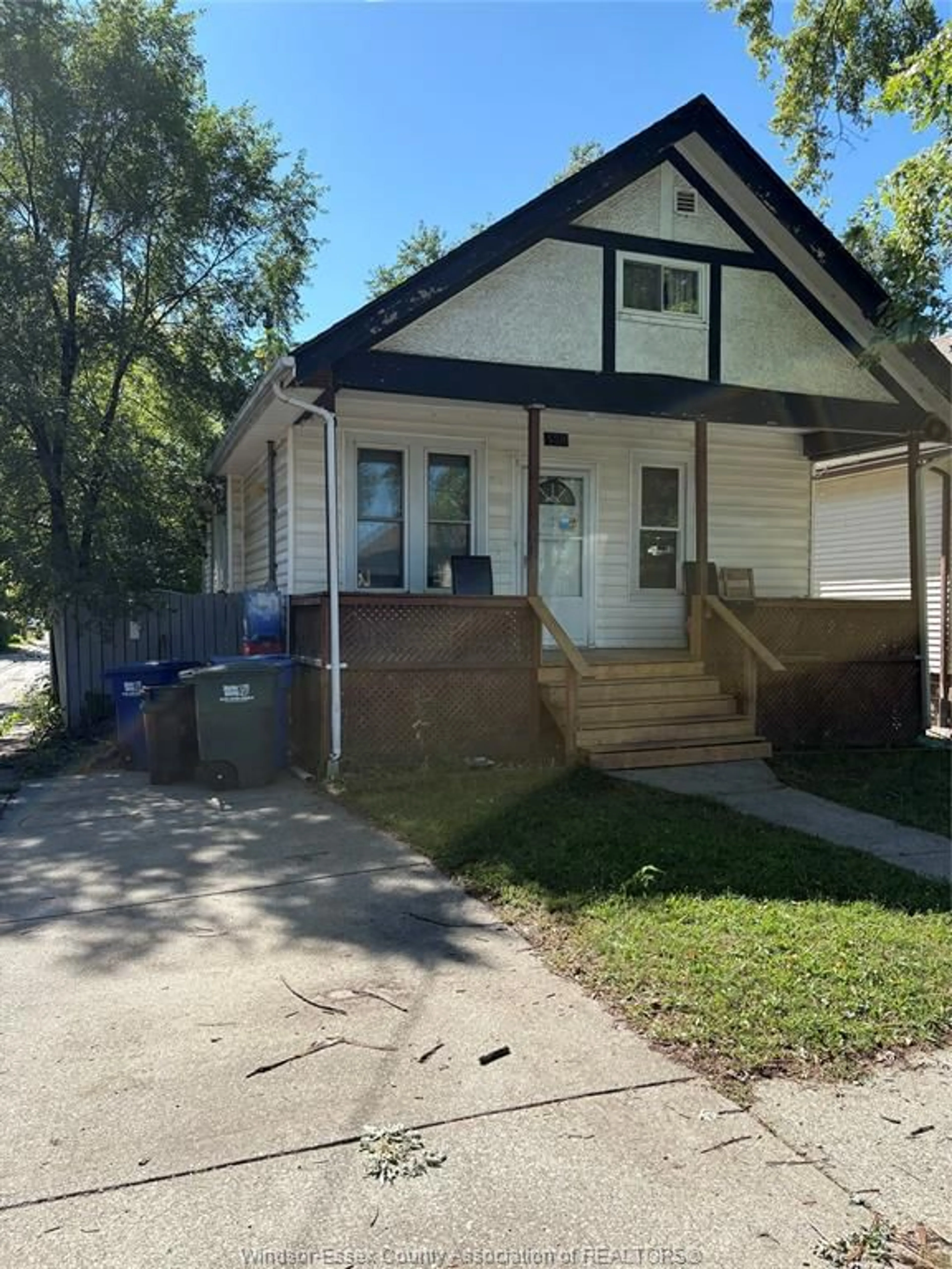 Home with vinyl exterior material, street for 559 GROVE, Windsor Ontario N9A 6G5