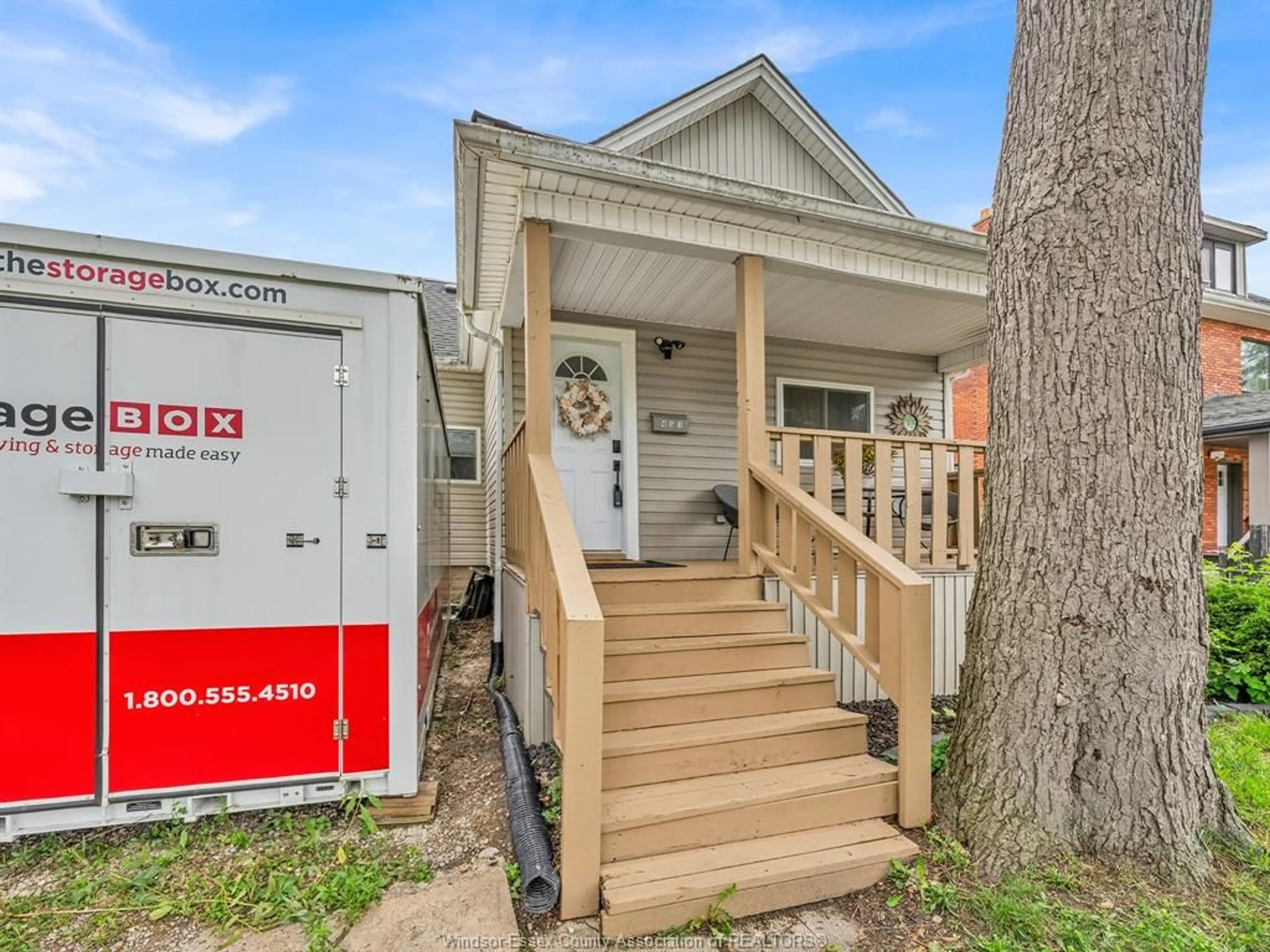 Home with vinyl exterior material, street for 431 WELLINGTON, Windsor Ontario N9A 5J3