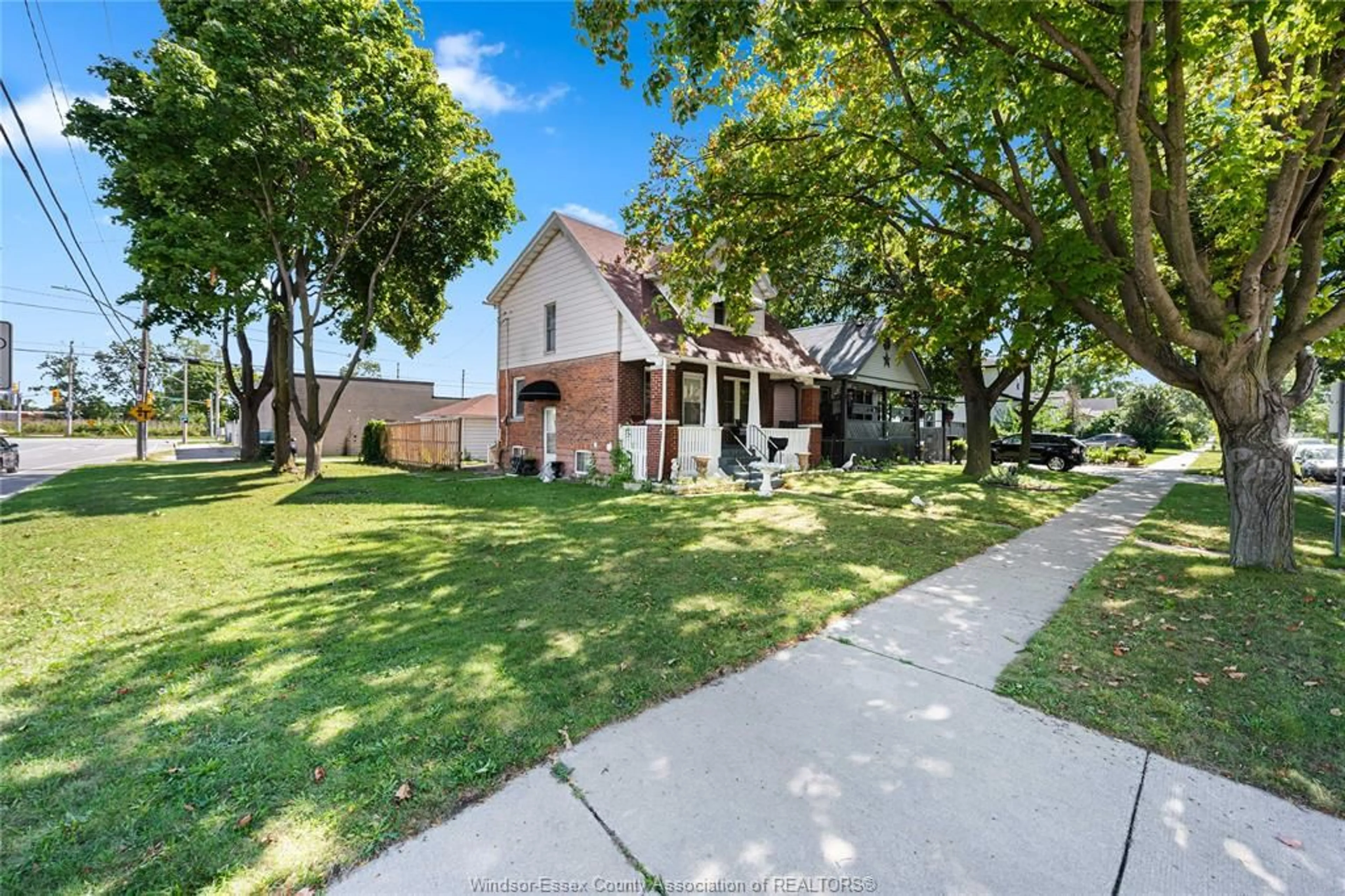 A pic from outside/outdoor area/front of a property/back of a property/a pic from drone, street for 908 OAK St, Windsor Ontario N9A 5G2
