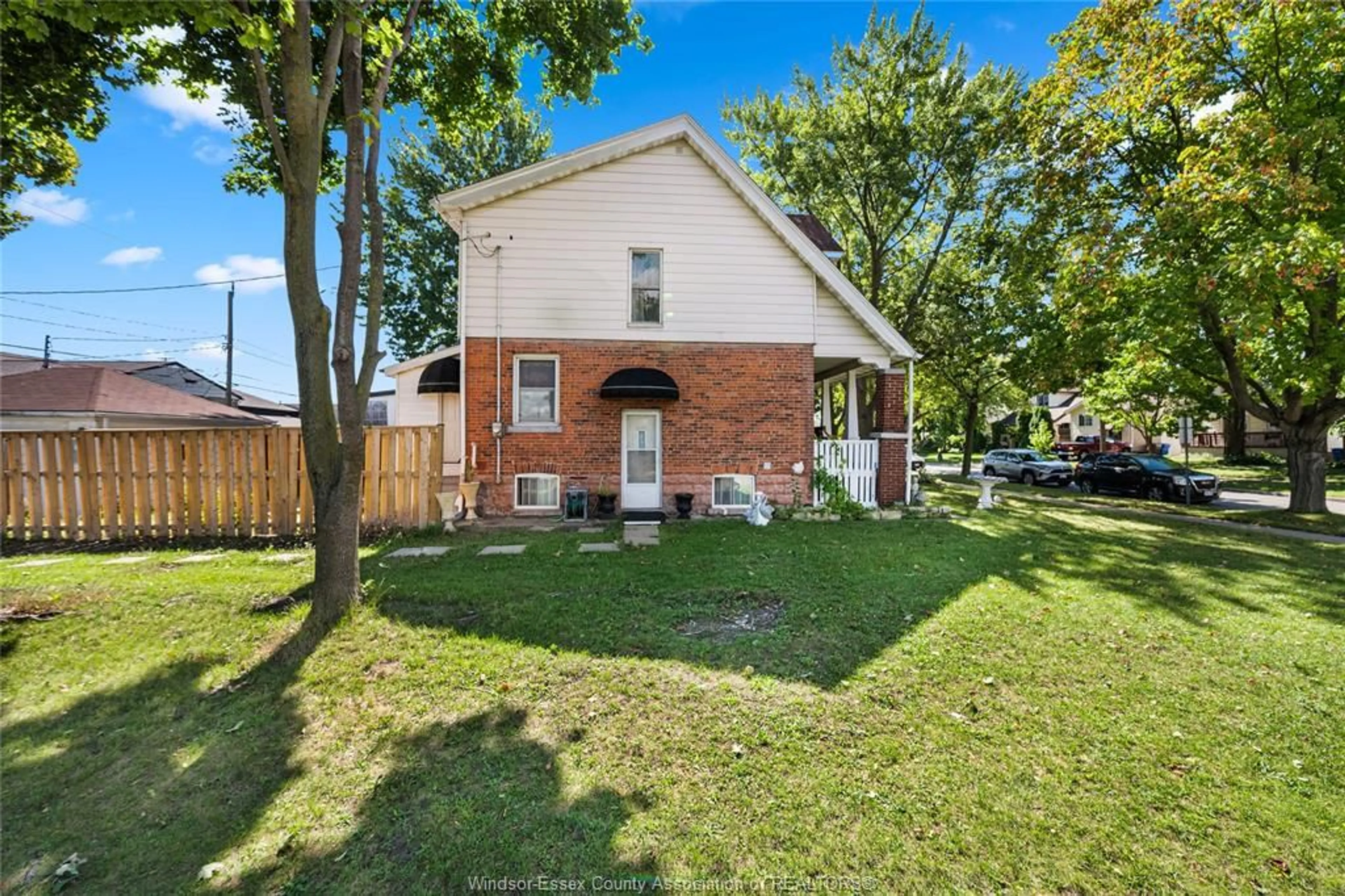 Unknown for 908 OAK St, Windsor Ontario N9A 5G2