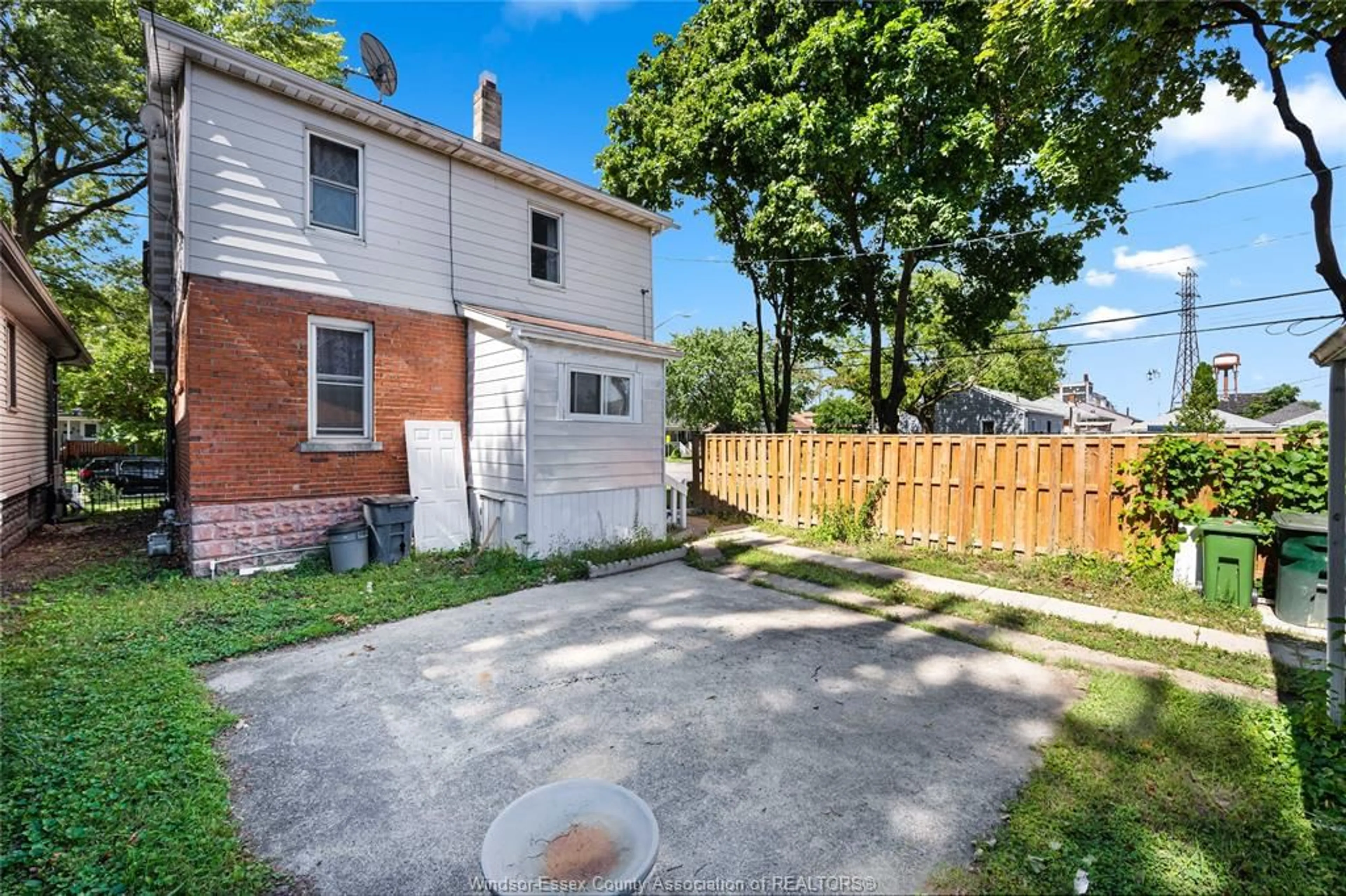 A pic from outside/outdoor area/front of a property/back of a property/a pic from drone, street for 908 OAK St, Windsor Ontario N9A 5G2