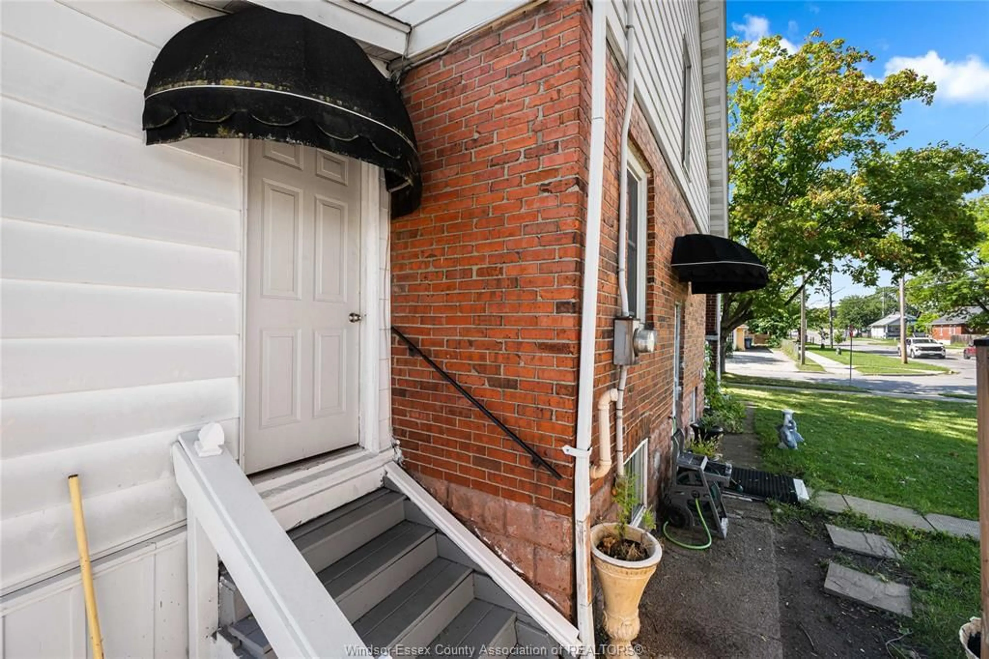 Unknown for 908 OAK St, Windsor Ontario N9A 5G2