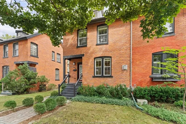 786 Monmouth, Windsor 3