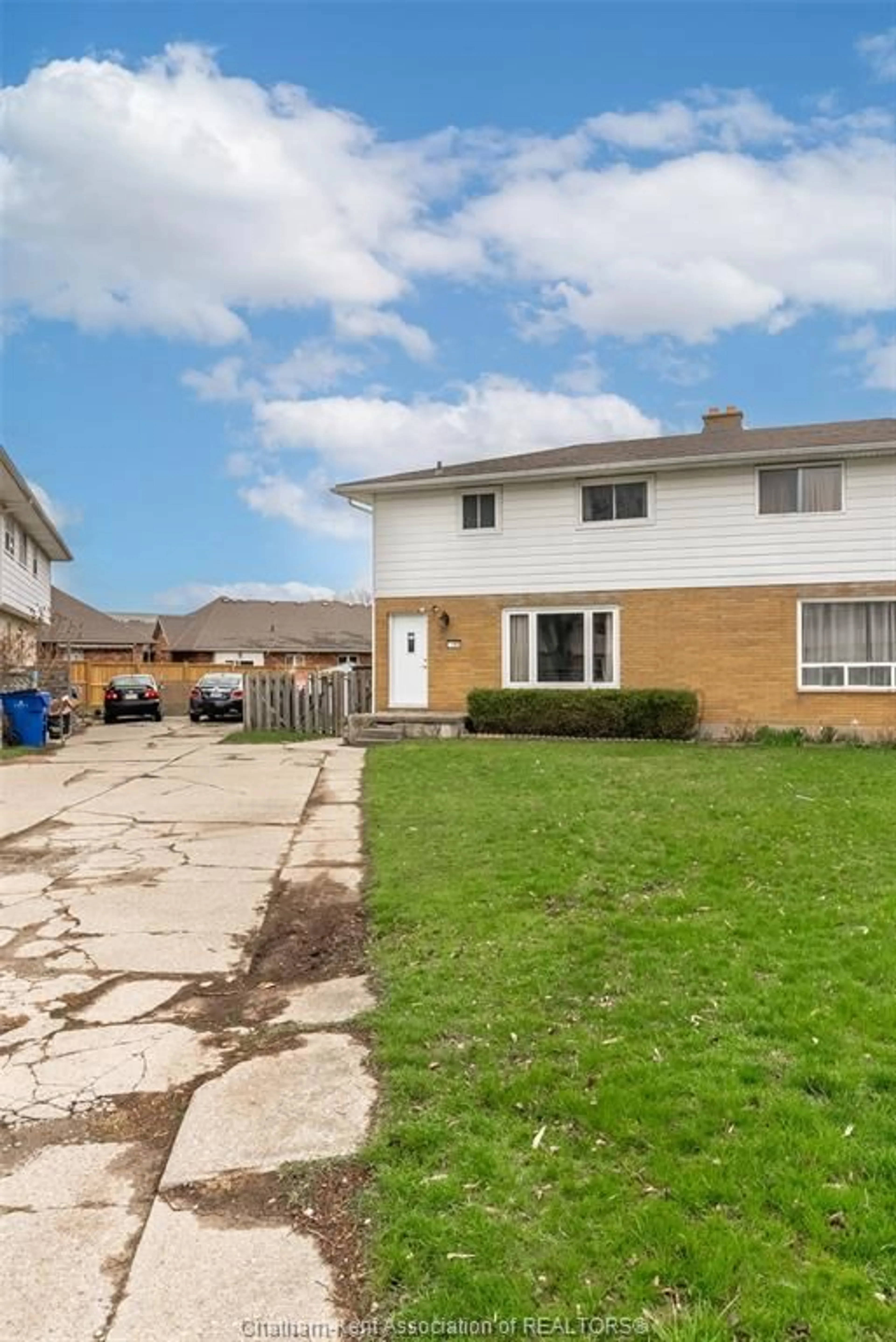 A pic from outside/outdoor area/front of a property/back of a property/a pic from drone, street for 164 Timmins Cres, Chatham Ontario N7L 2J7